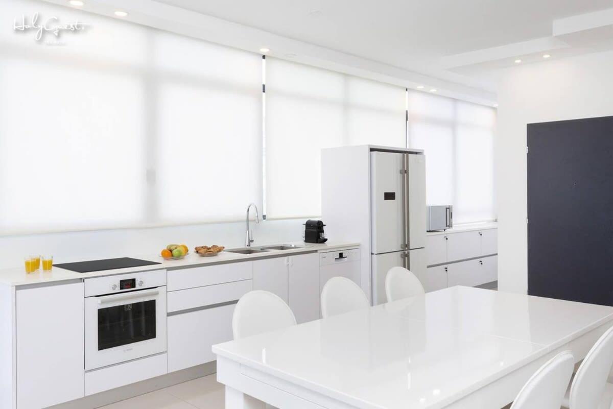 White House 3BR in Gordon Beach by HolyGuest view 4