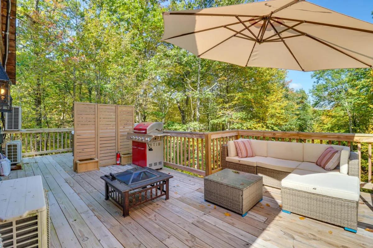 Lovers Edge Romance A Frame Hot Tub,Sauna,Fire pit, XL Deck Pocono Mountain luxury