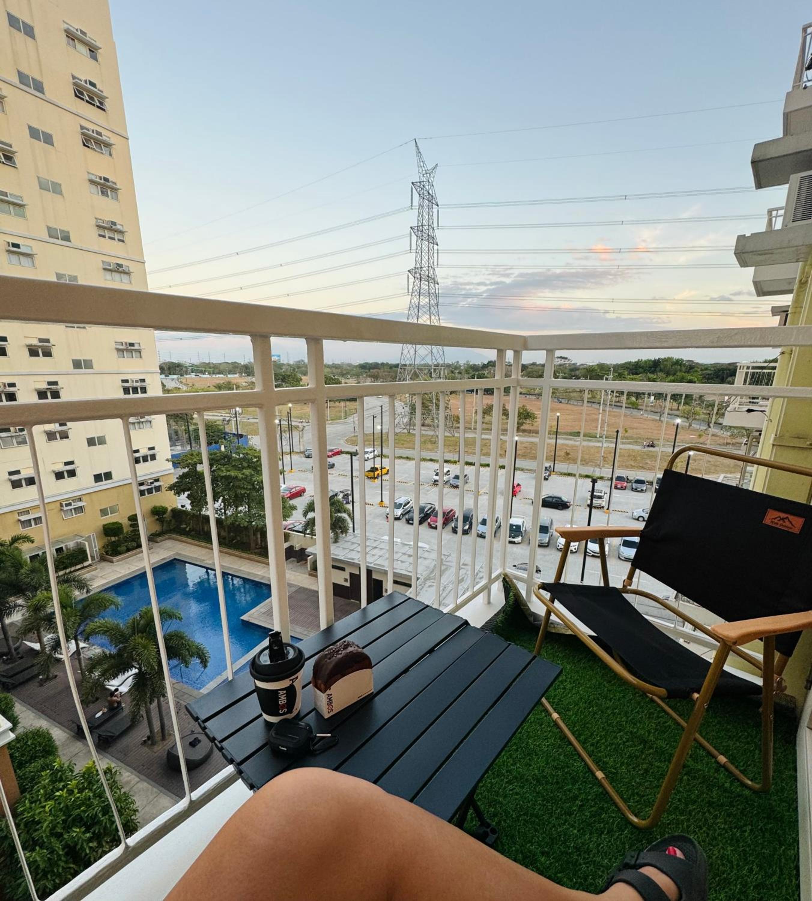 K&K The Modern Crib at Holland Park Condo Southwoods City view 4