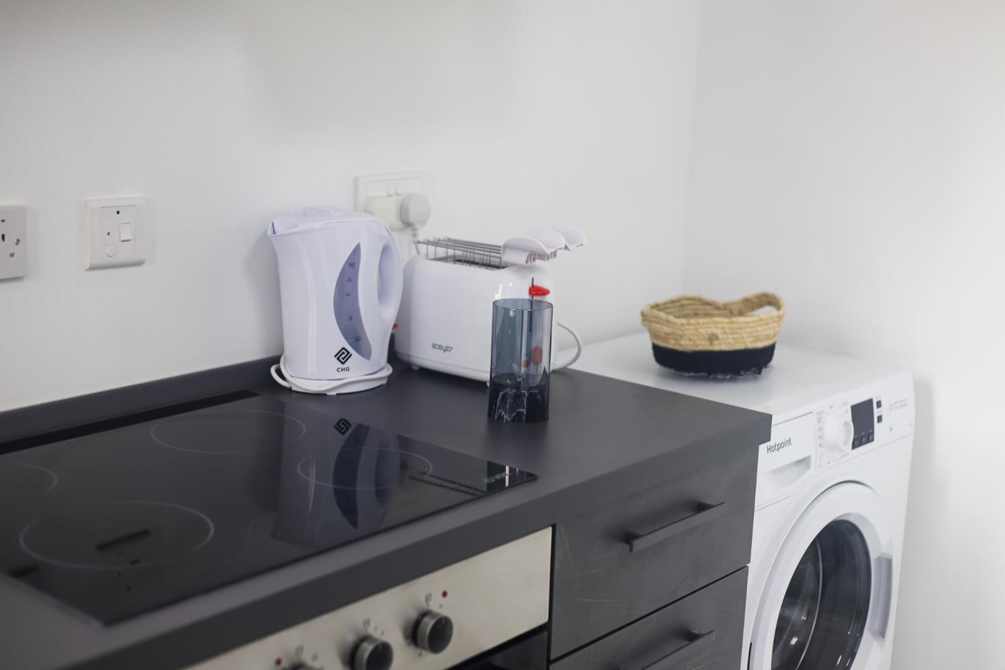 Economy Bedroom with Private Bathroom, Best Area St Julians - 3 mins Seafront - shared common area photo 4