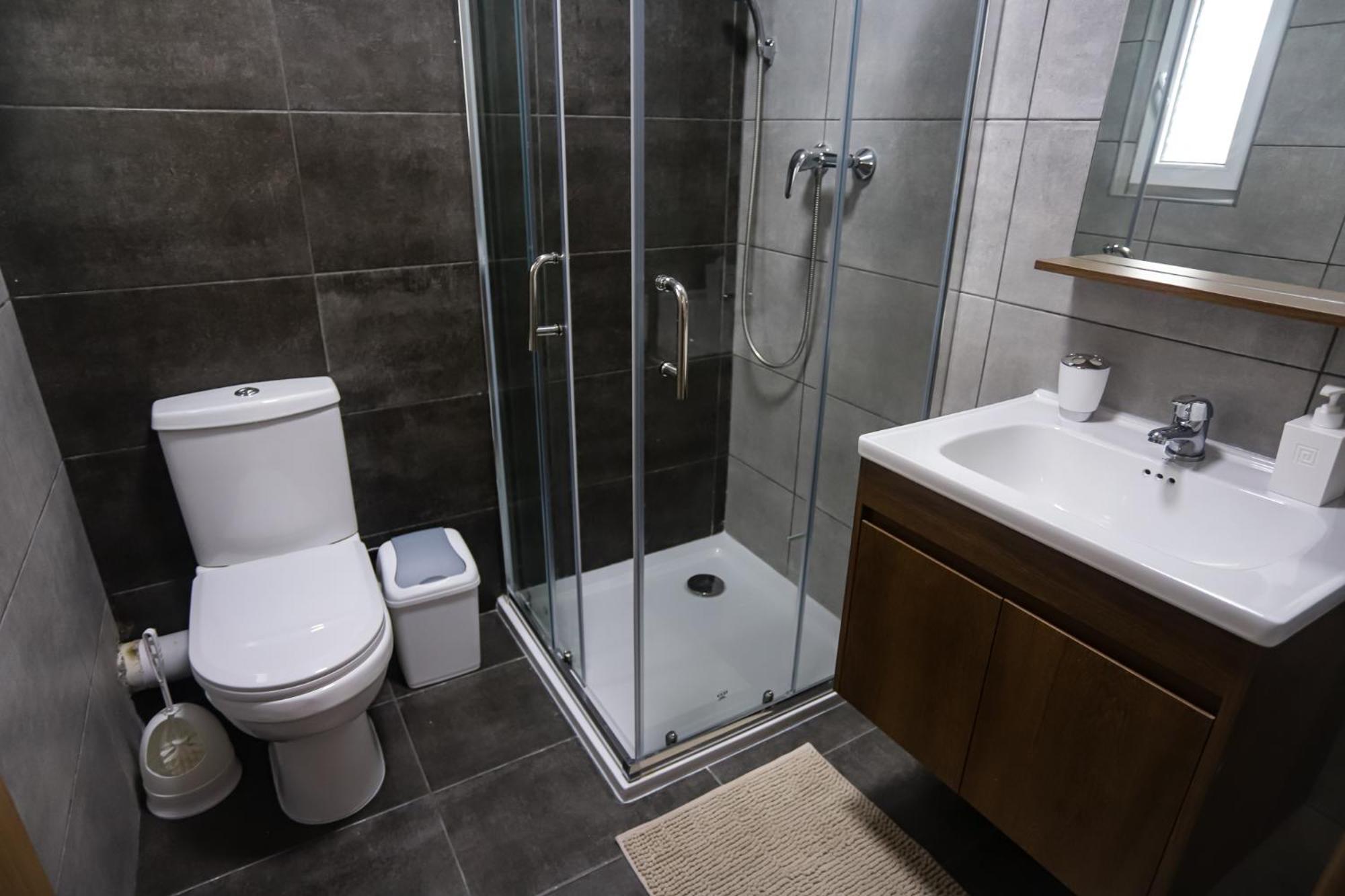 Economy Bedroom with Private Bathroom, Best Area St Julians - 3 mins Seafront - shared common area photo 4