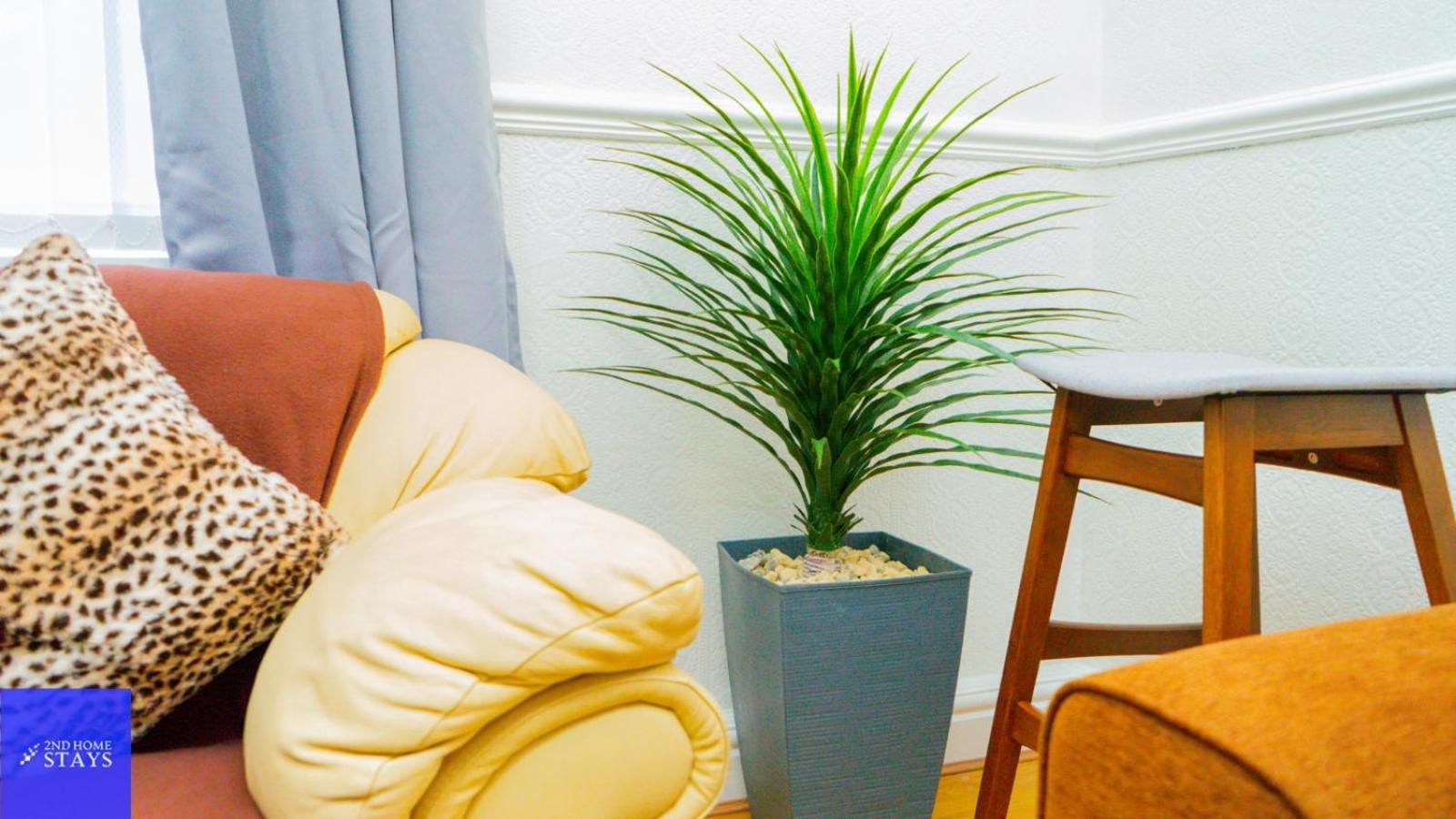 2ndHomeStays-Dudley-Suitable for Contractors and Families, Parking available for 3 Vans, Sleeps 12, photo 37