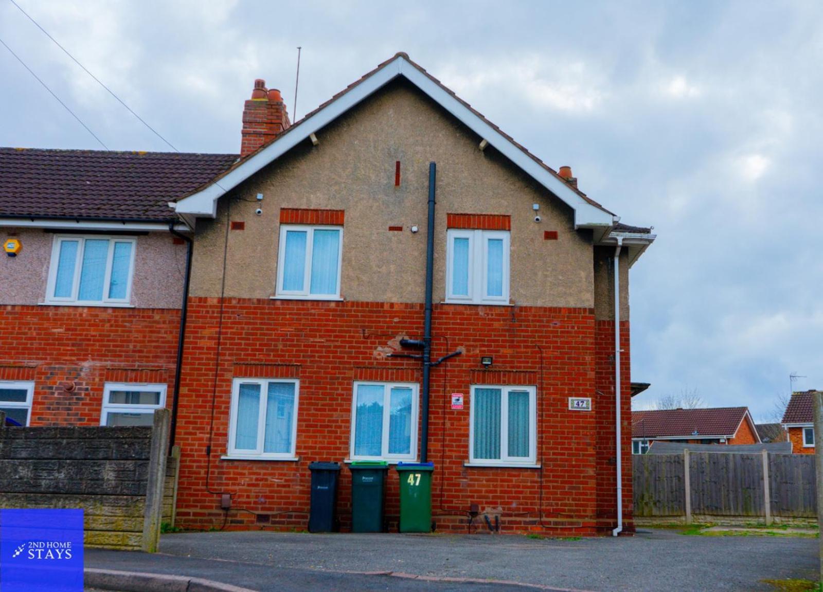 2ndHomeStays-Dudley-Suitable for Contractors and Families, Parking available for 3 Vans, Sleeps 12