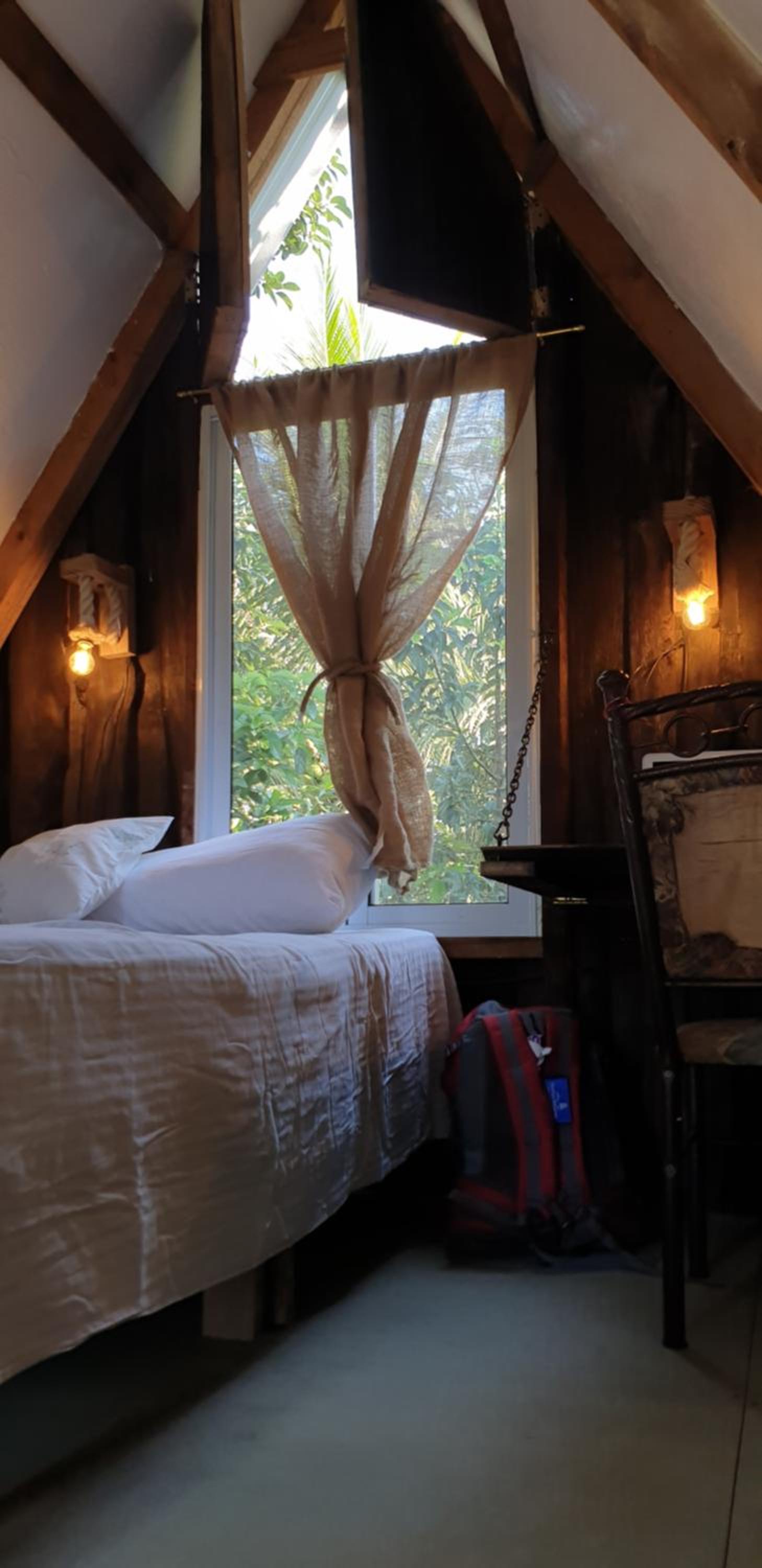 Canada House Queen bed in 2nd floor dbl sofa bed in 1st floor BBQ Private pool, river view 2