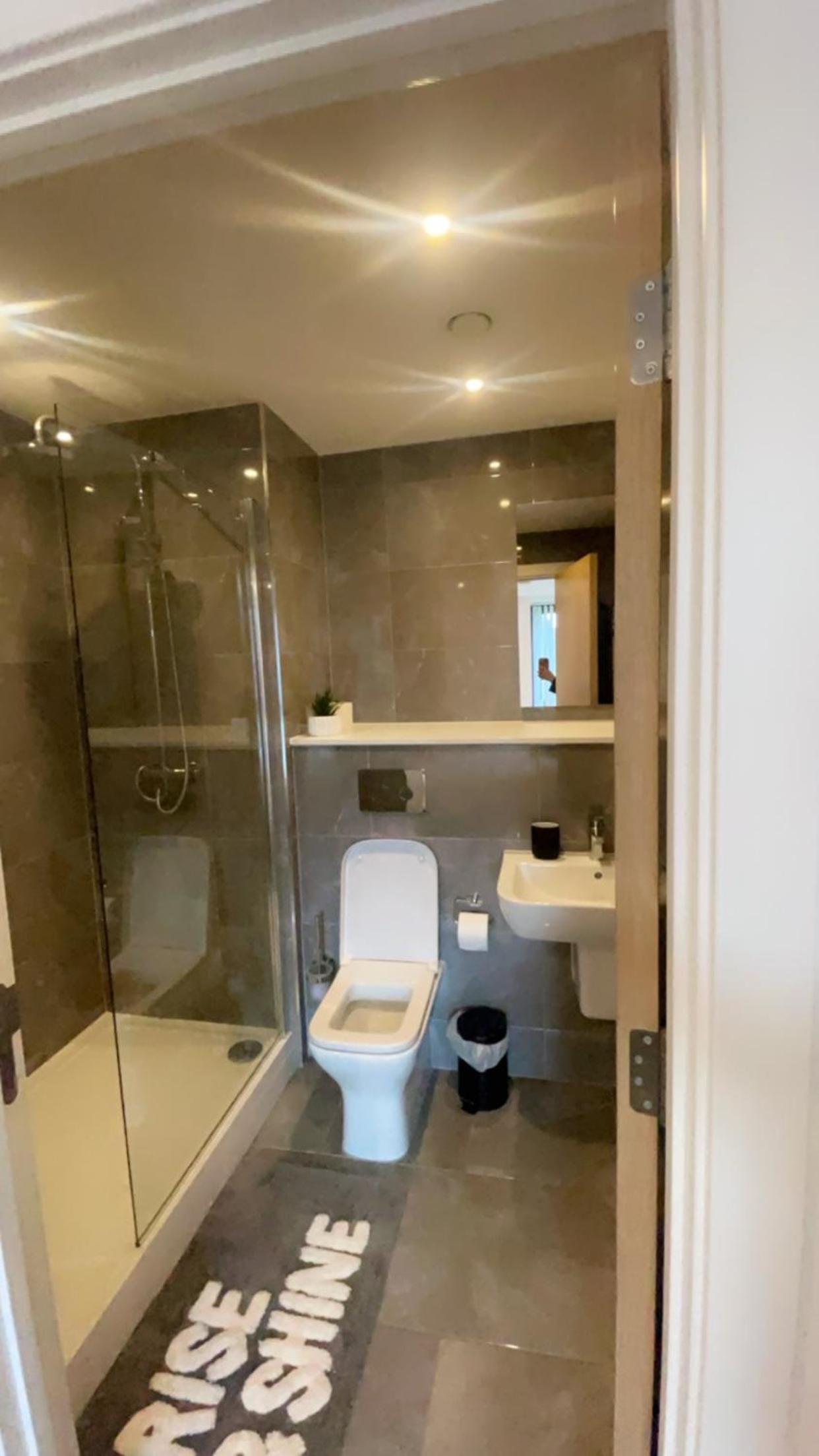 Exceptional 2 bed view 4