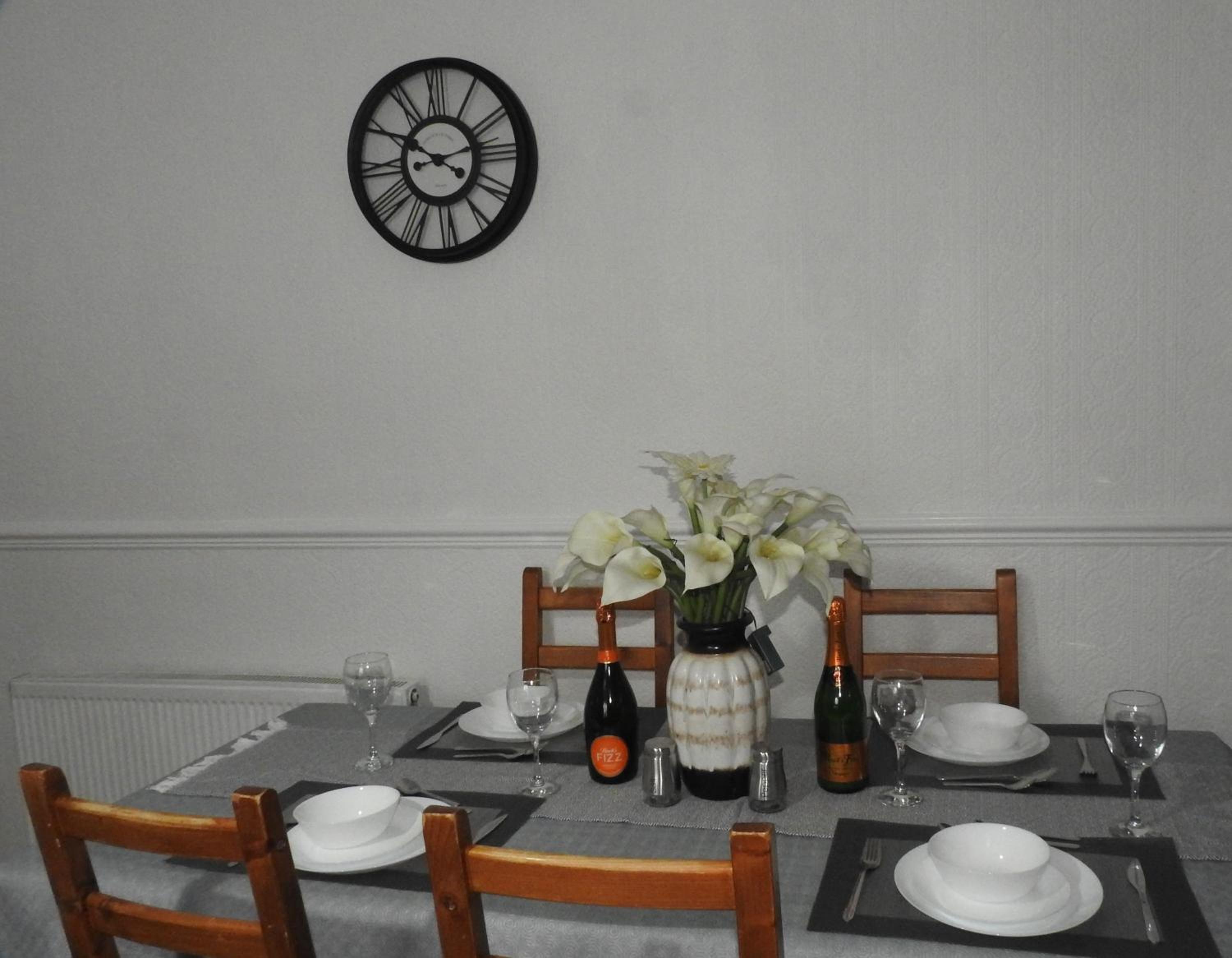 2ndHomeStays-Dudley-Suitable for Contractors and Families, Parking available for 3 Vans, Sleeps 12