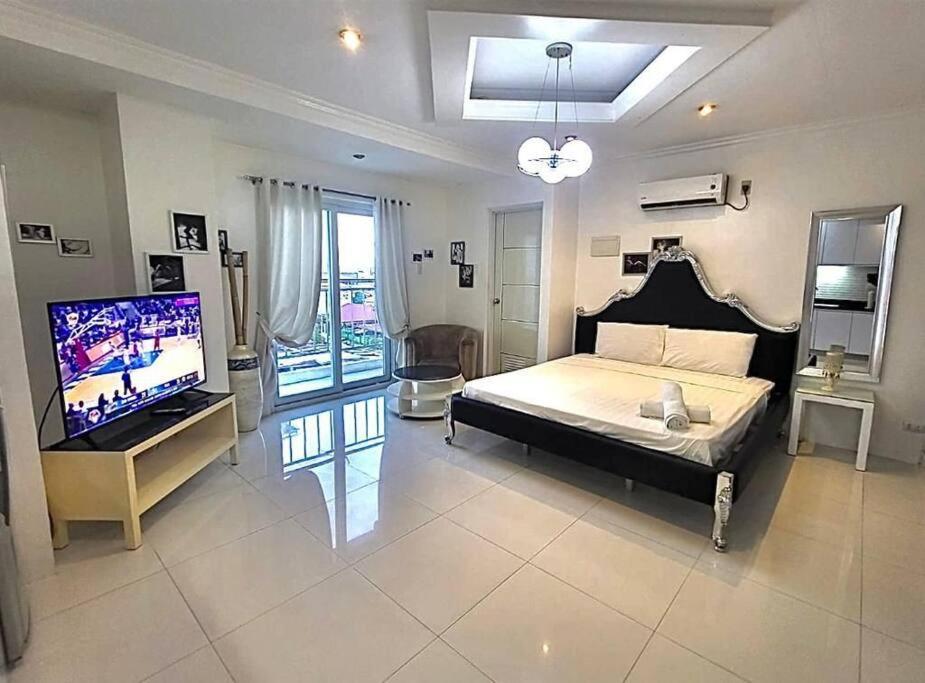 Sheryll Escapes - Kandi big studio l balcony l housekeeping l Netflix view 2