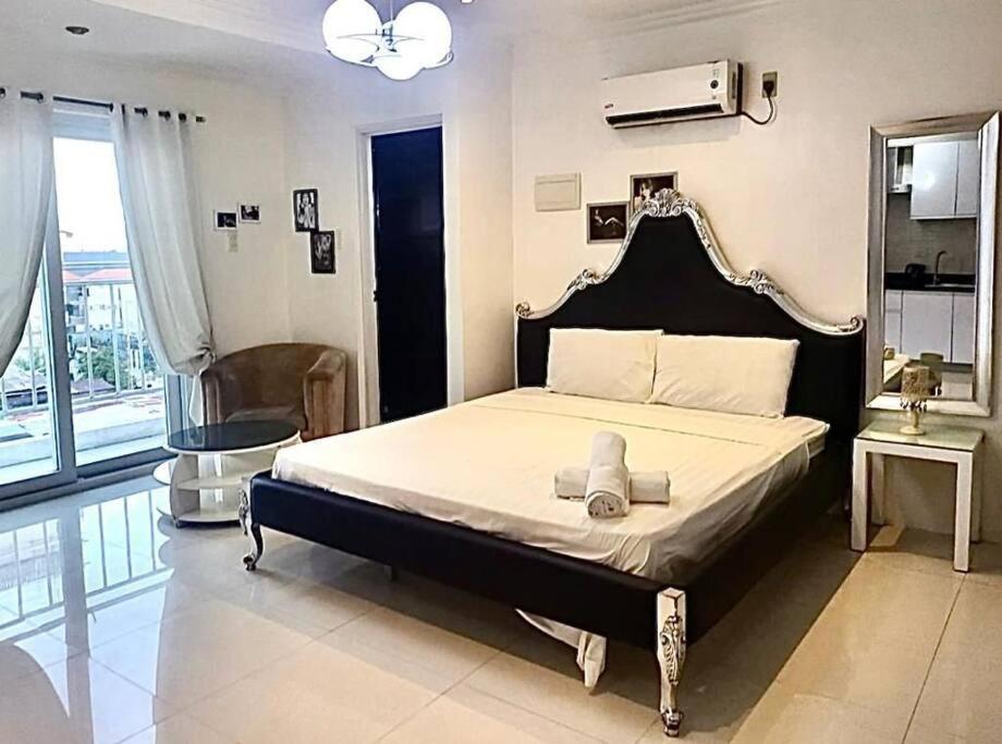 Sheryll Escapes - Kandi big studio l balcony l housekeeping l Netflix view 5