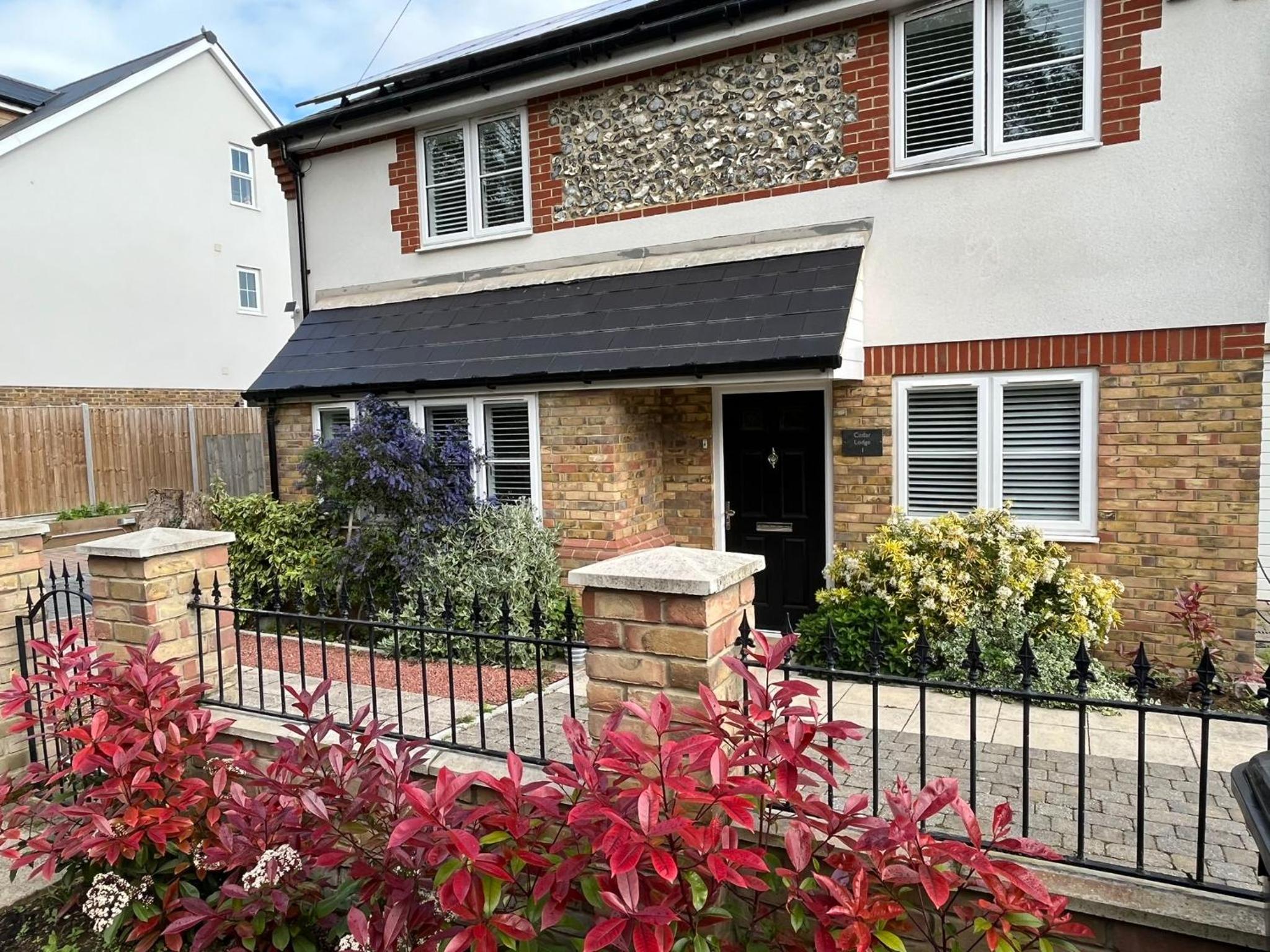 Two-Bedroom Cosy Country Lodge with Private Patio