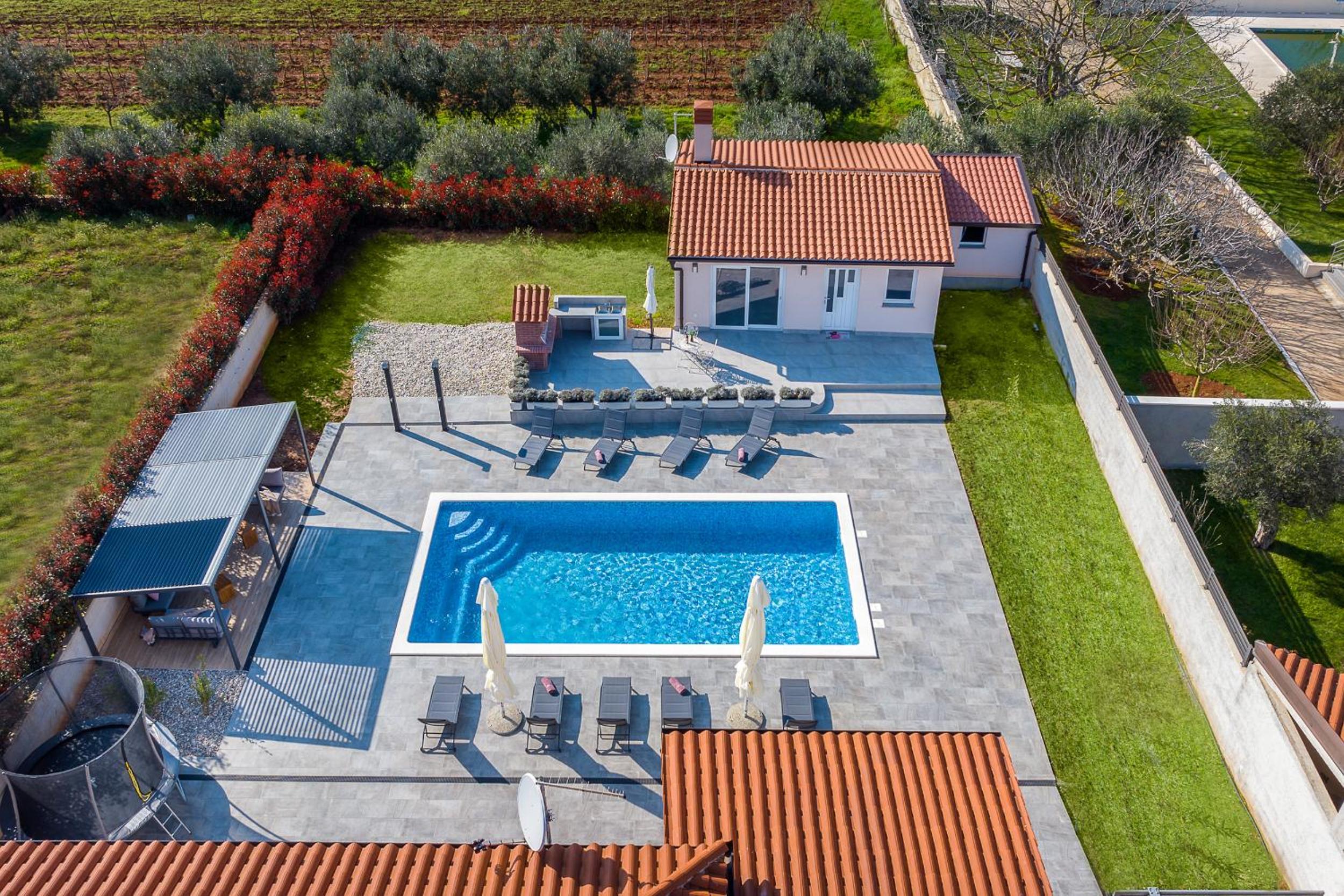 Brand new 6 bedroom villa, only 1500m from the beach view 3
