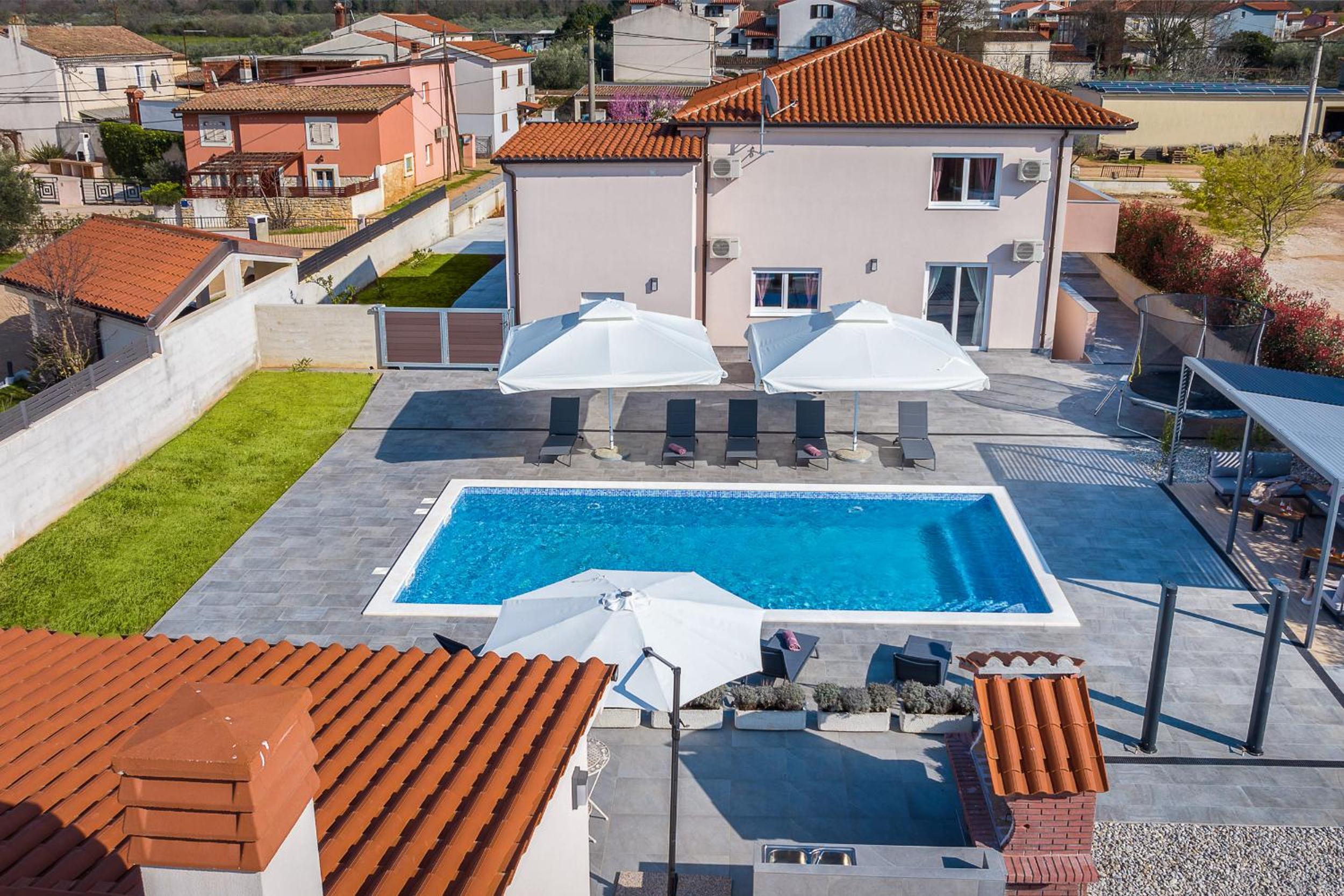 Brand new 6 bedroom villa, only 1500m from the beach view 5