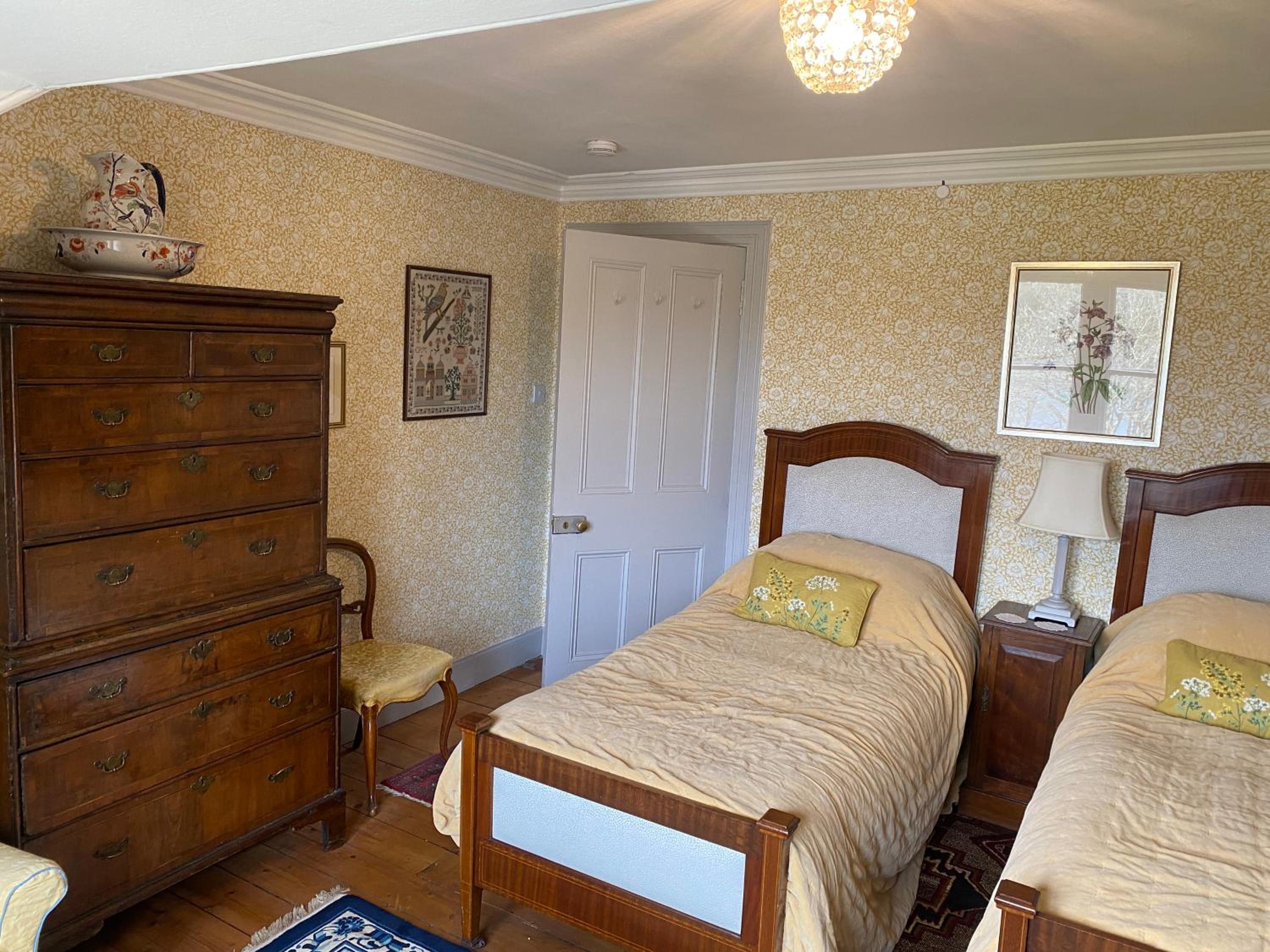 Glenaros Lodge