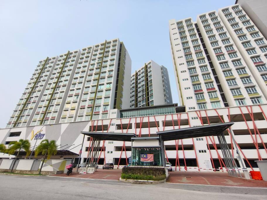 LV13 PoolView Kuantan by Vhomestay