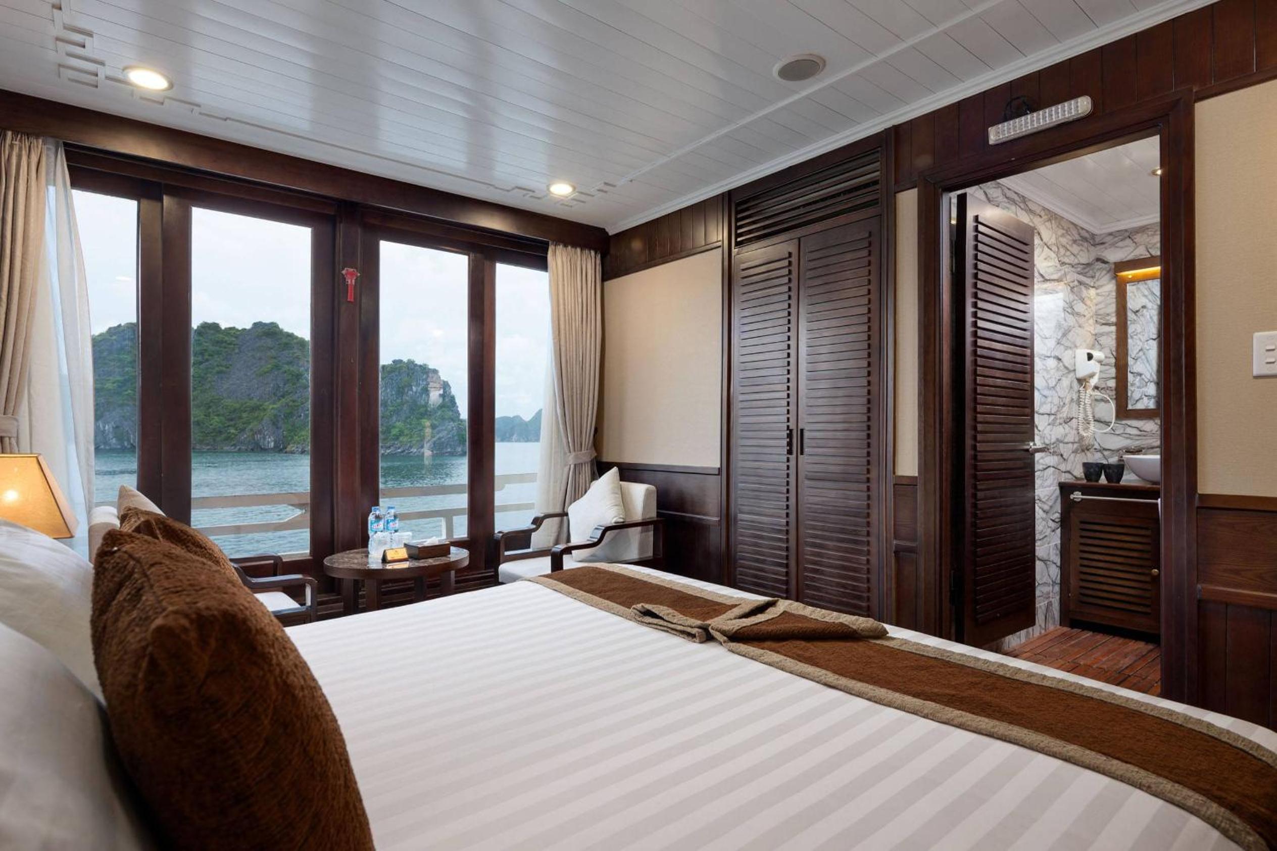 Hạ Long Aqua Legend Cruise