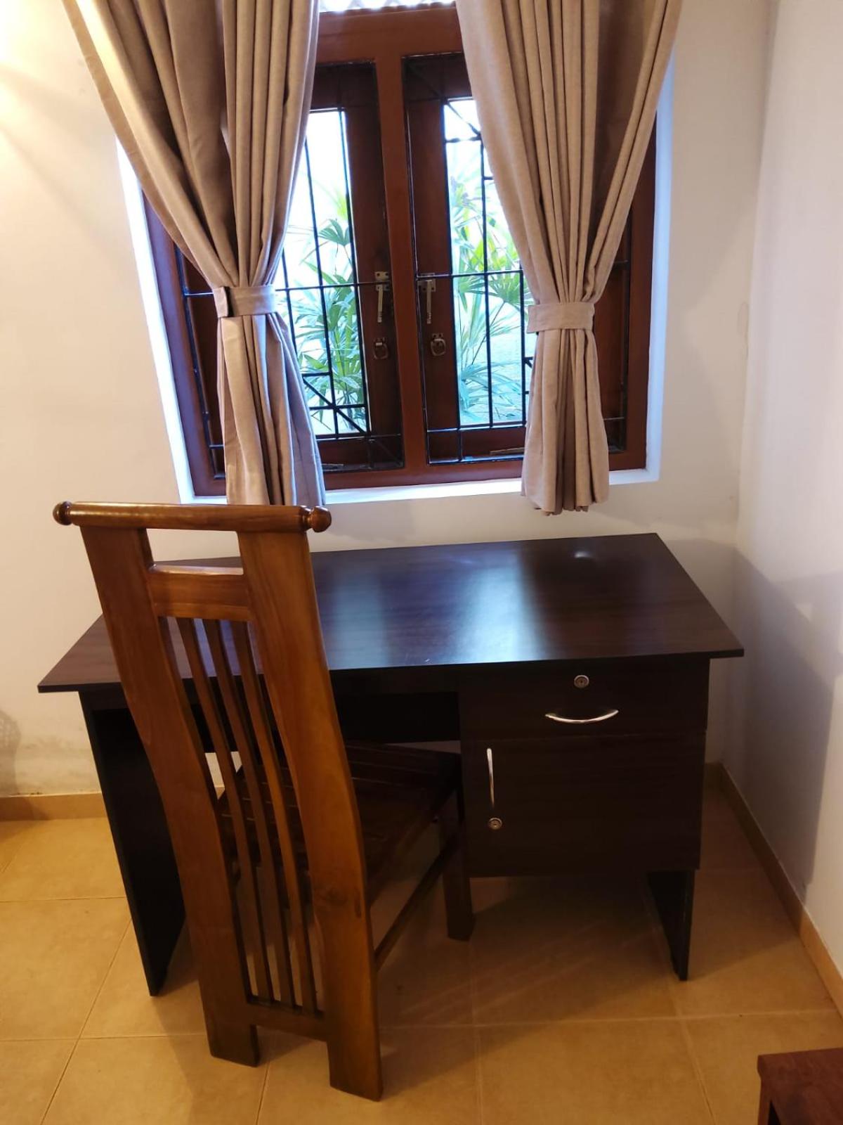 Red Rocks Studio - Comfortable and serene cottage surrounded with palms and tamarind tree