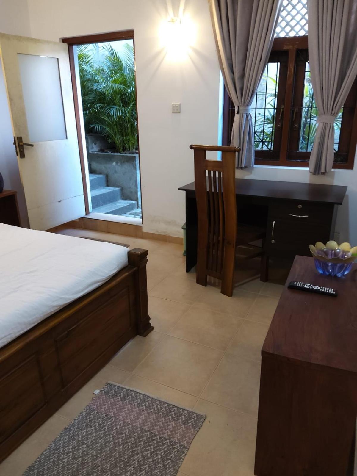Red Rocks Studio - Comfortable and serene cottage surrounded with palms and tamarind tree