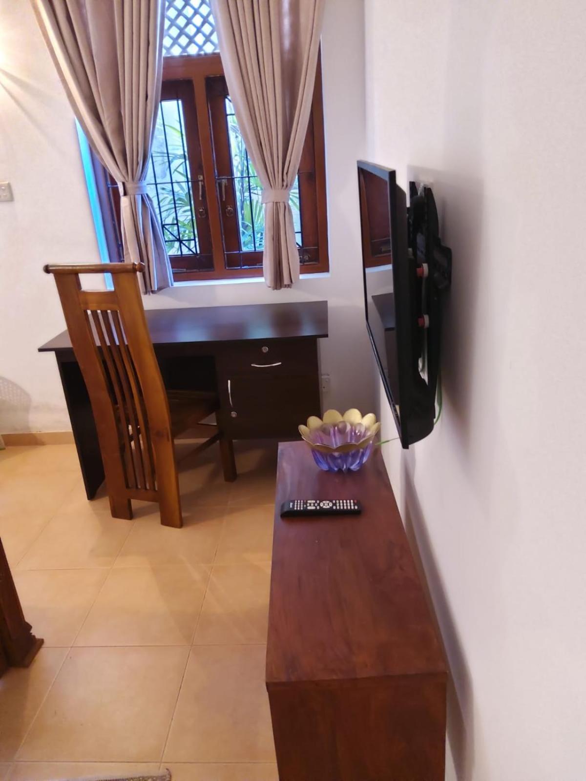 Red Rocks Studio - Comfortable and serene cottage surrounded with palms and tamarind tree