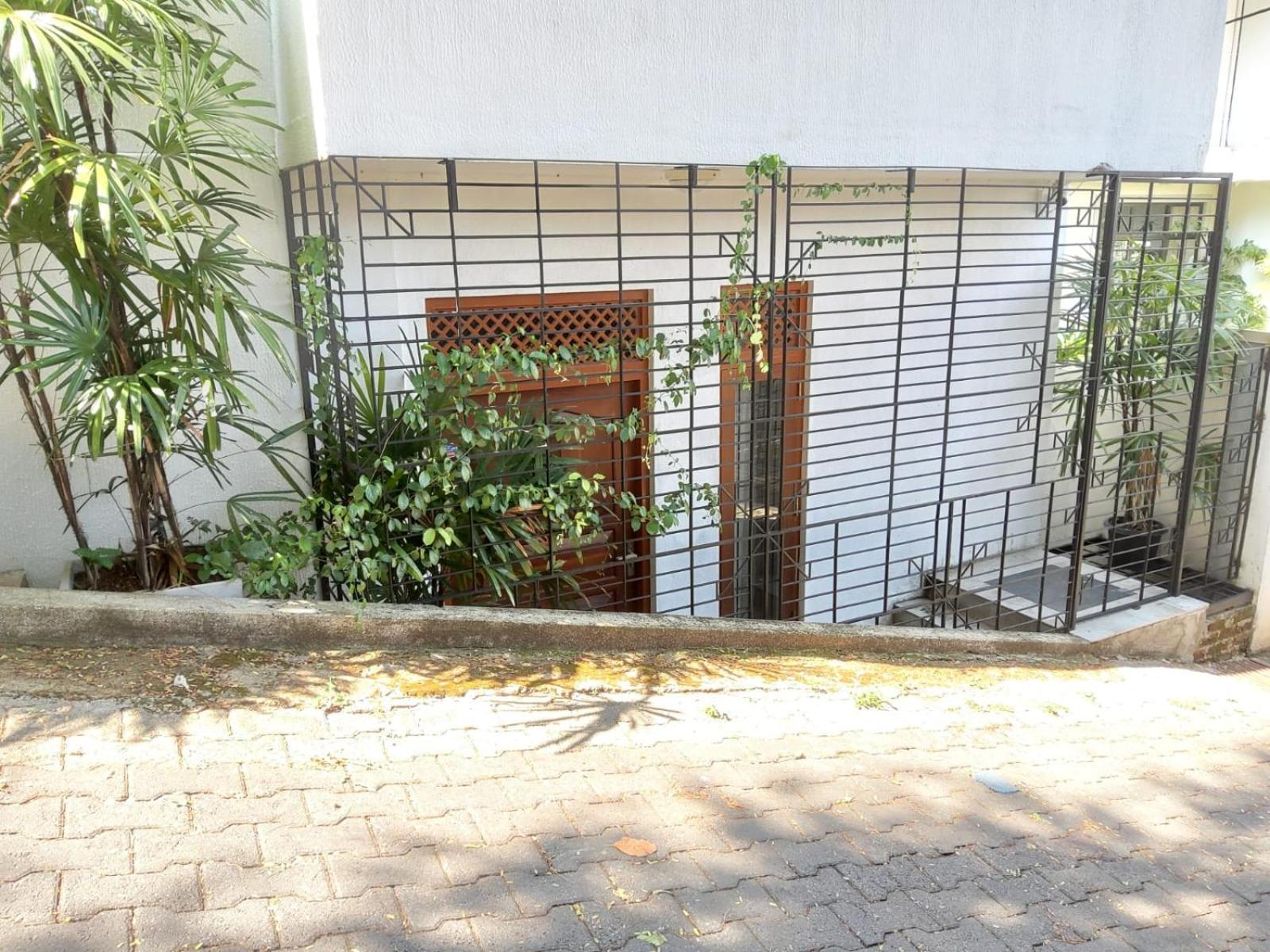 Red Rocks Studio - Comfortable and serene cottage surrounded with palms and tamarind tree