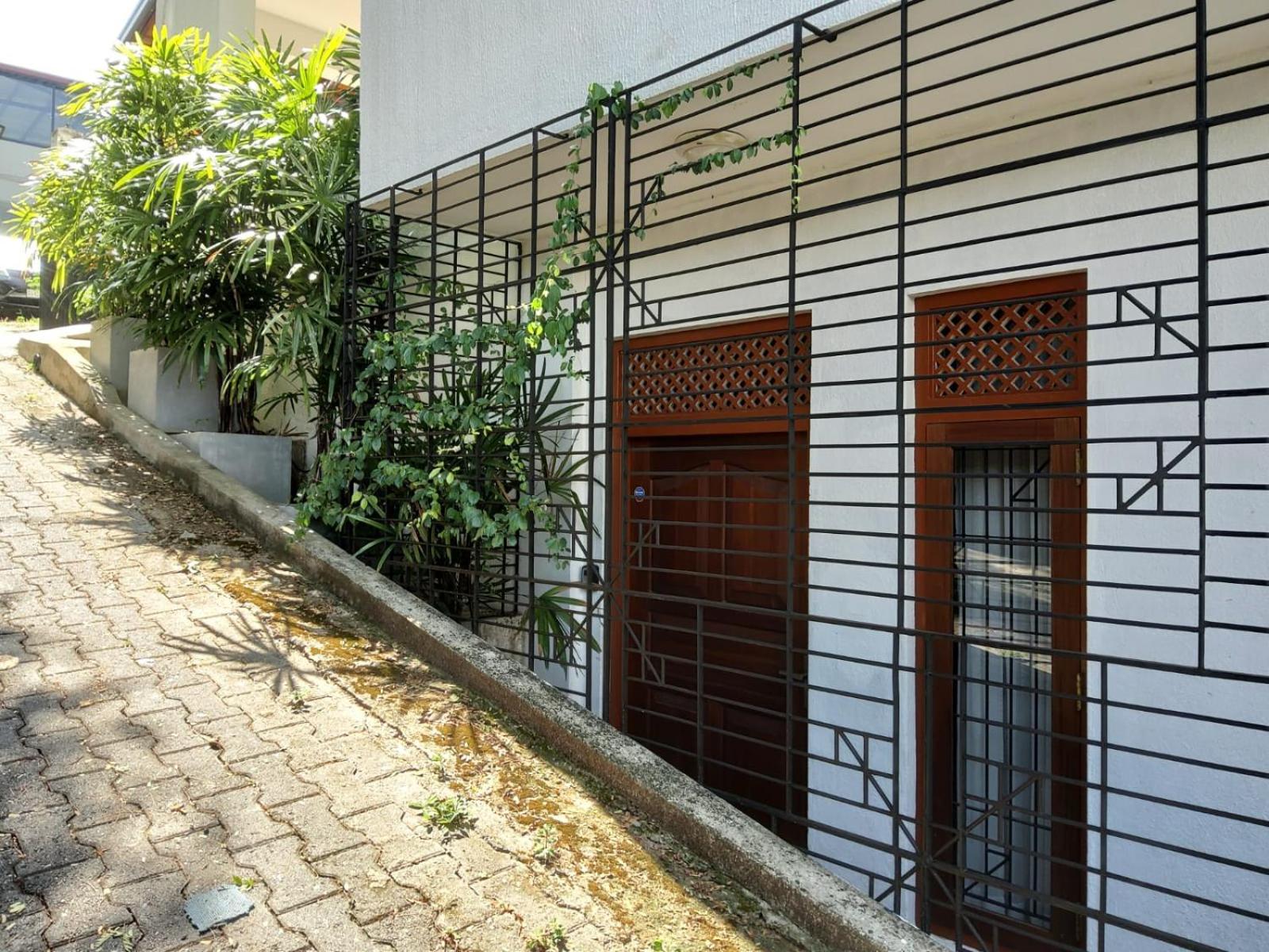 Red Rocks Studio - Comfortable and serene cottage surrounded with palms and tamarind tree
