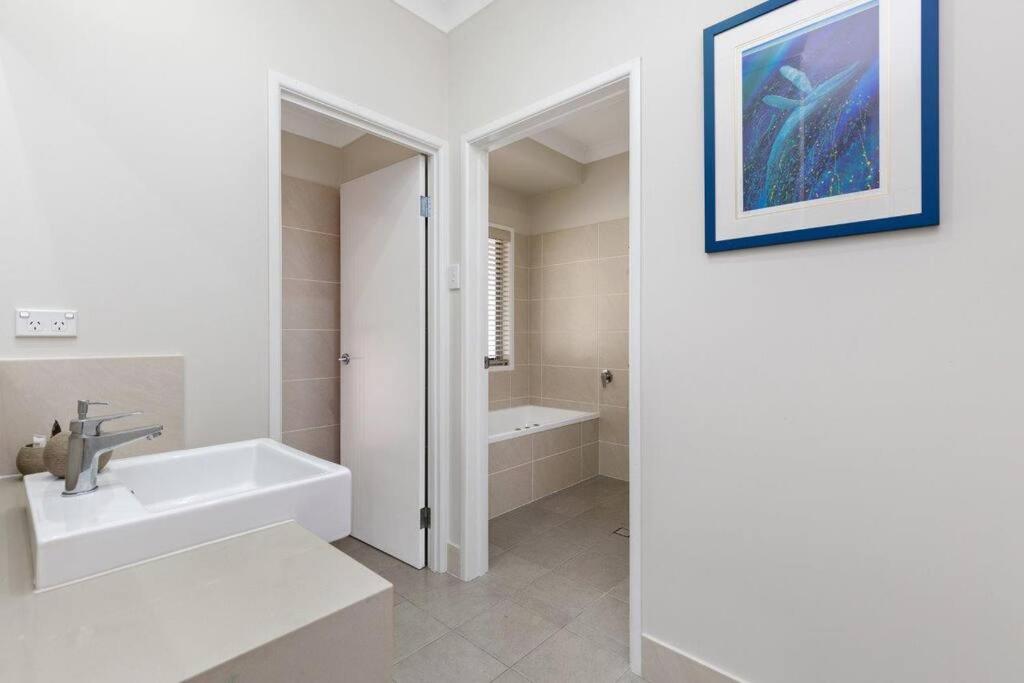 AVALON 5 STAR LUX 4 Bedroom home Kingfisher Bay Fraser Island 8 GUEST