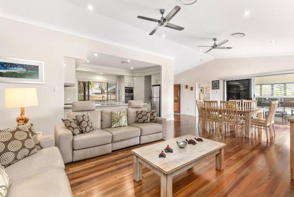 AVALON 5 STAR LUX 4 Bedroom home Kingfisher Bay Fraser Island 8 GUEST