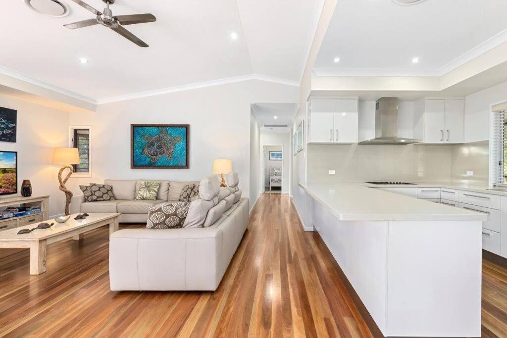 AVALON 5 STAR LUX 4 Bedroom home Kingfisher Bay Fraser Island 8 GUEST