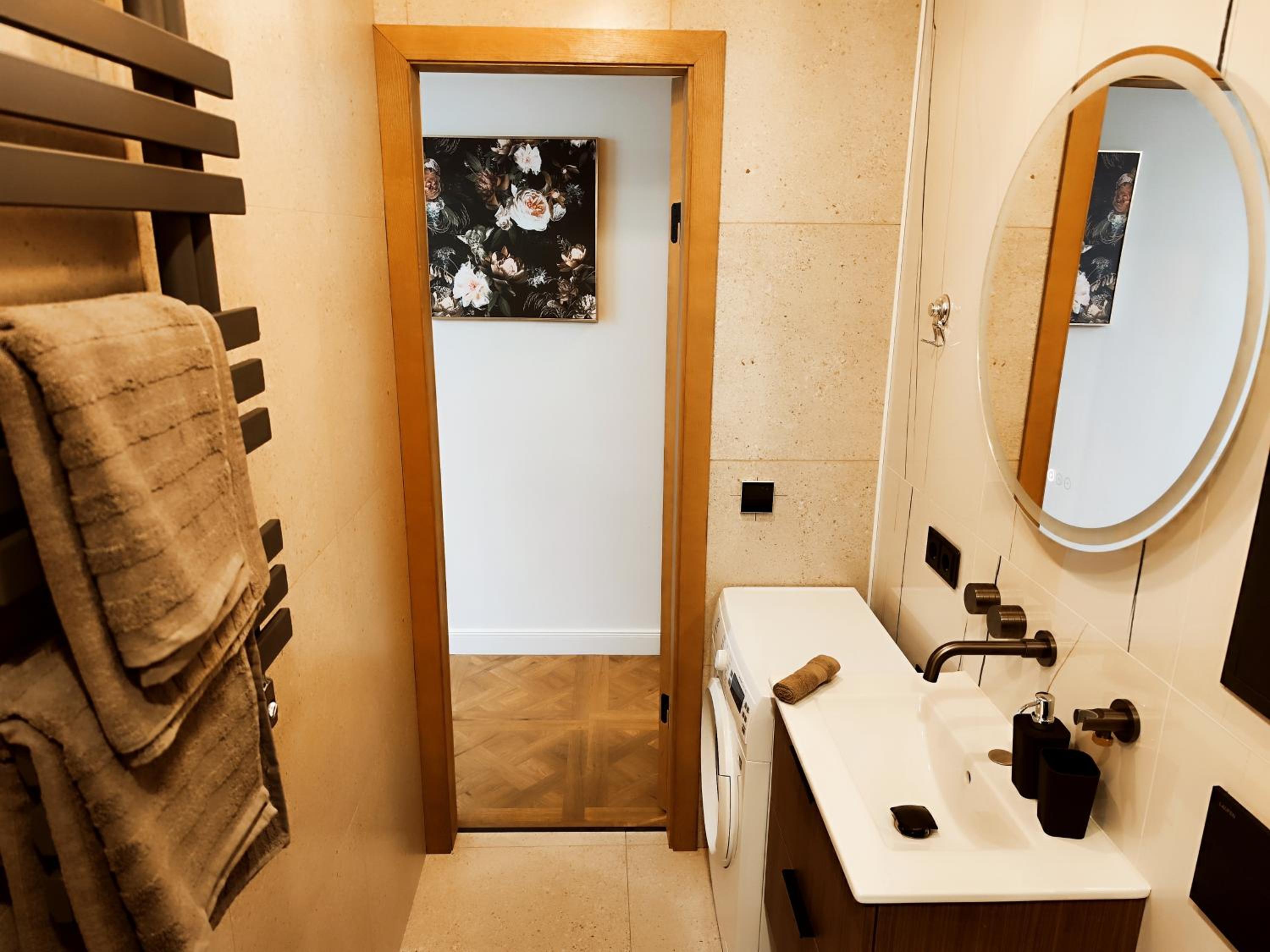 New luxury apartment in the center view 5