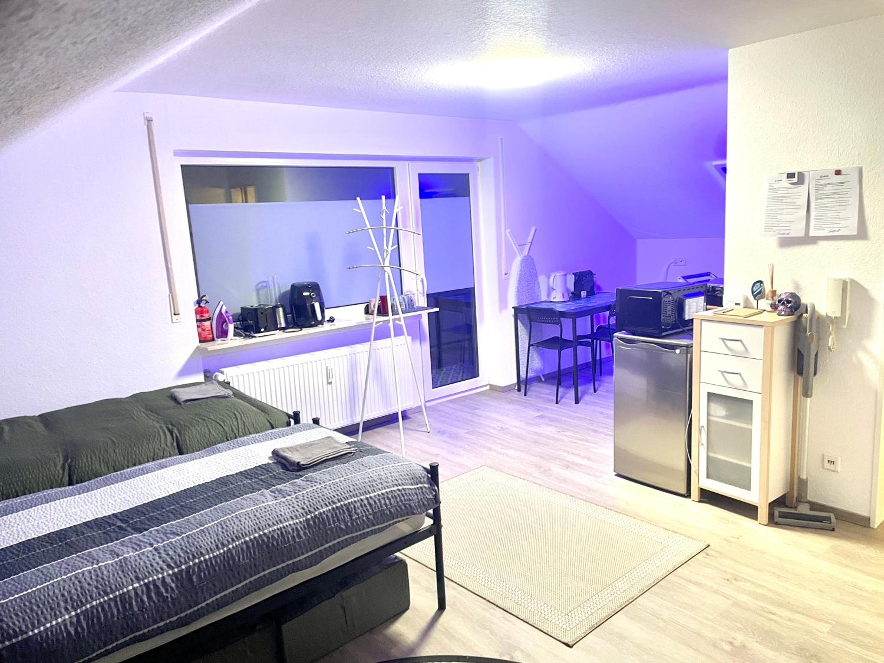 Sky Studio Apartment 1,5 Zimmer für 4 Leute Zentral 35qm S-Bahn Mercedes Benz