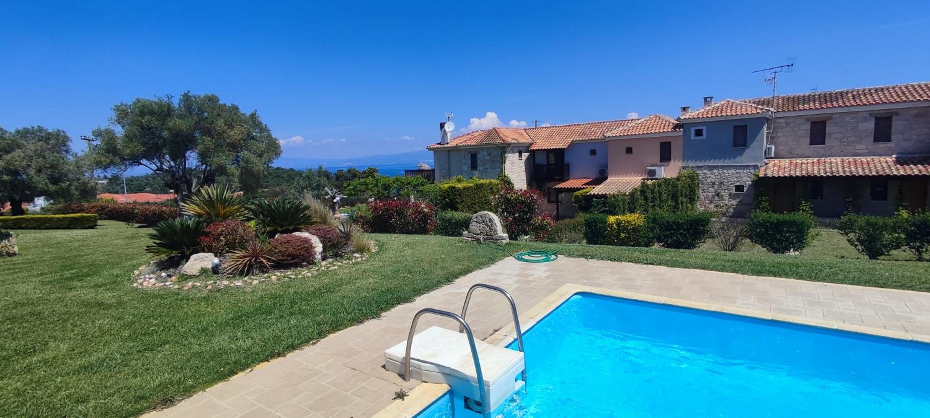 AF HOUSE&POOl