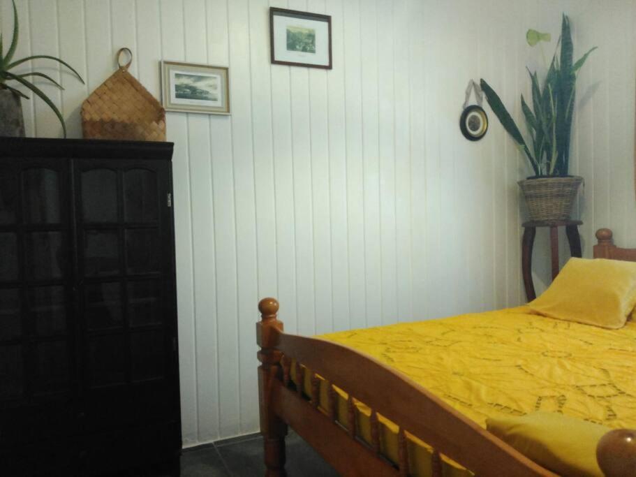 La petite case jaune , jaccuzi pierre à 3 min à pied du bassin Manapany, vue mer view 2