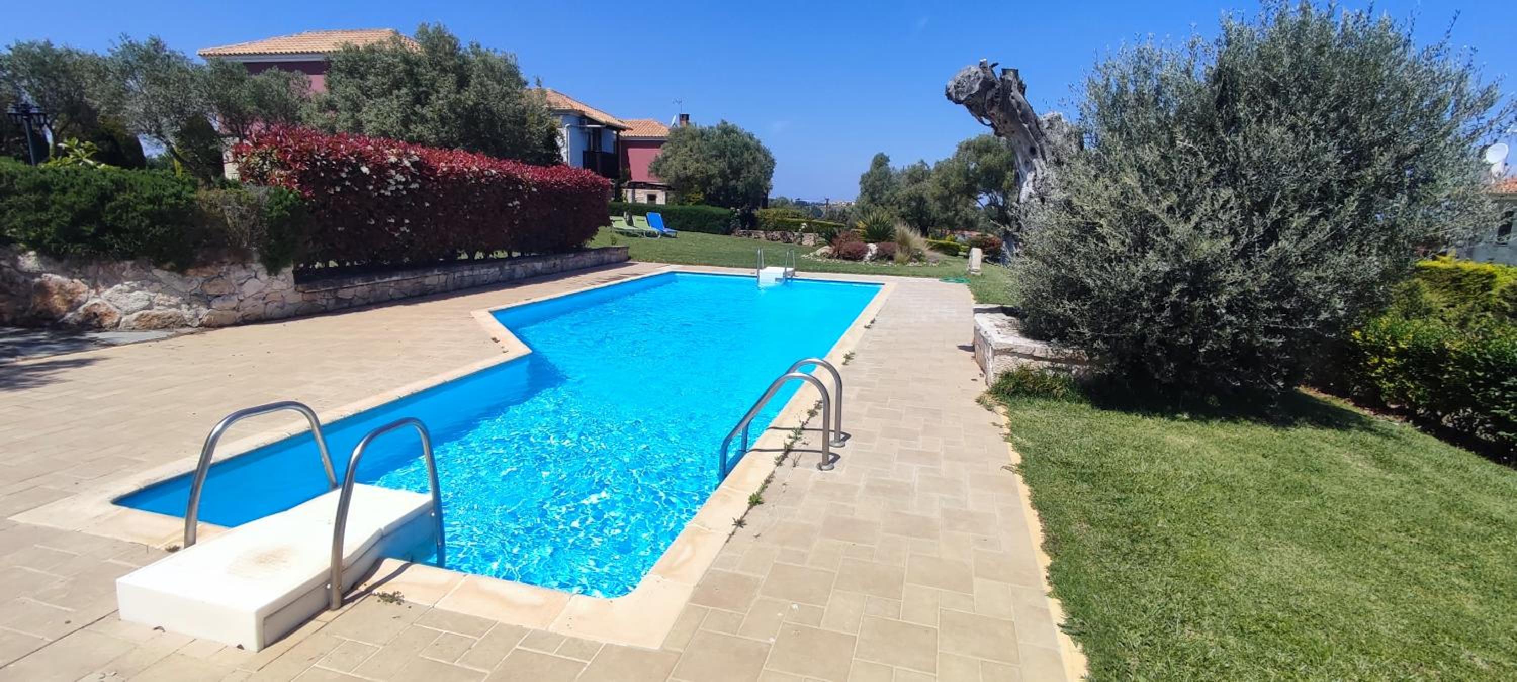 AF HOUSE&POOl
