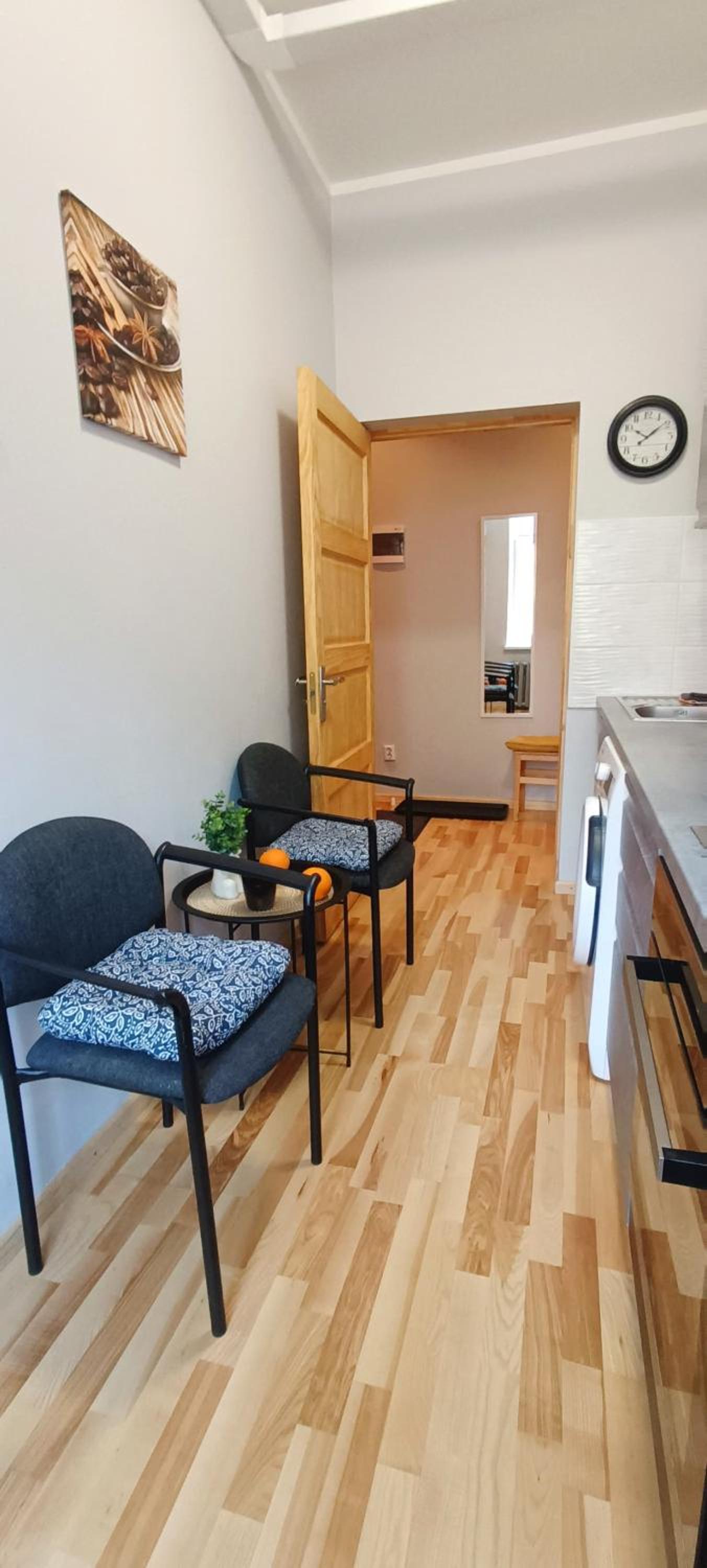 Cozy & Bright Apartment with Park Nearby - FREE parking, Central Riga, up to 5 guests view 5