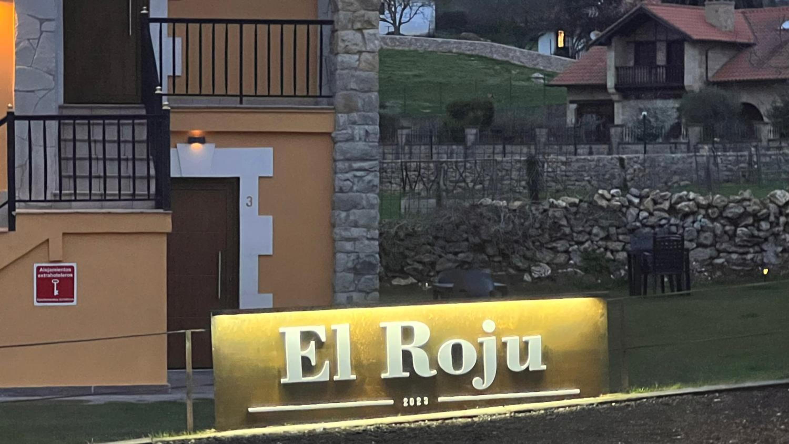 APARTAMENTOS EL ROJU