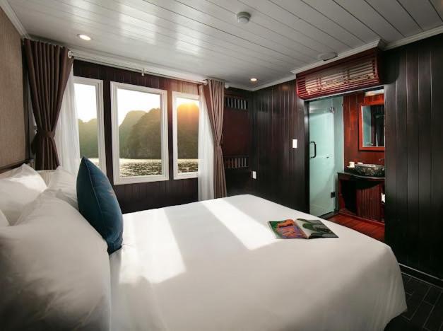 Hạ Long Aqua Legend Cruise