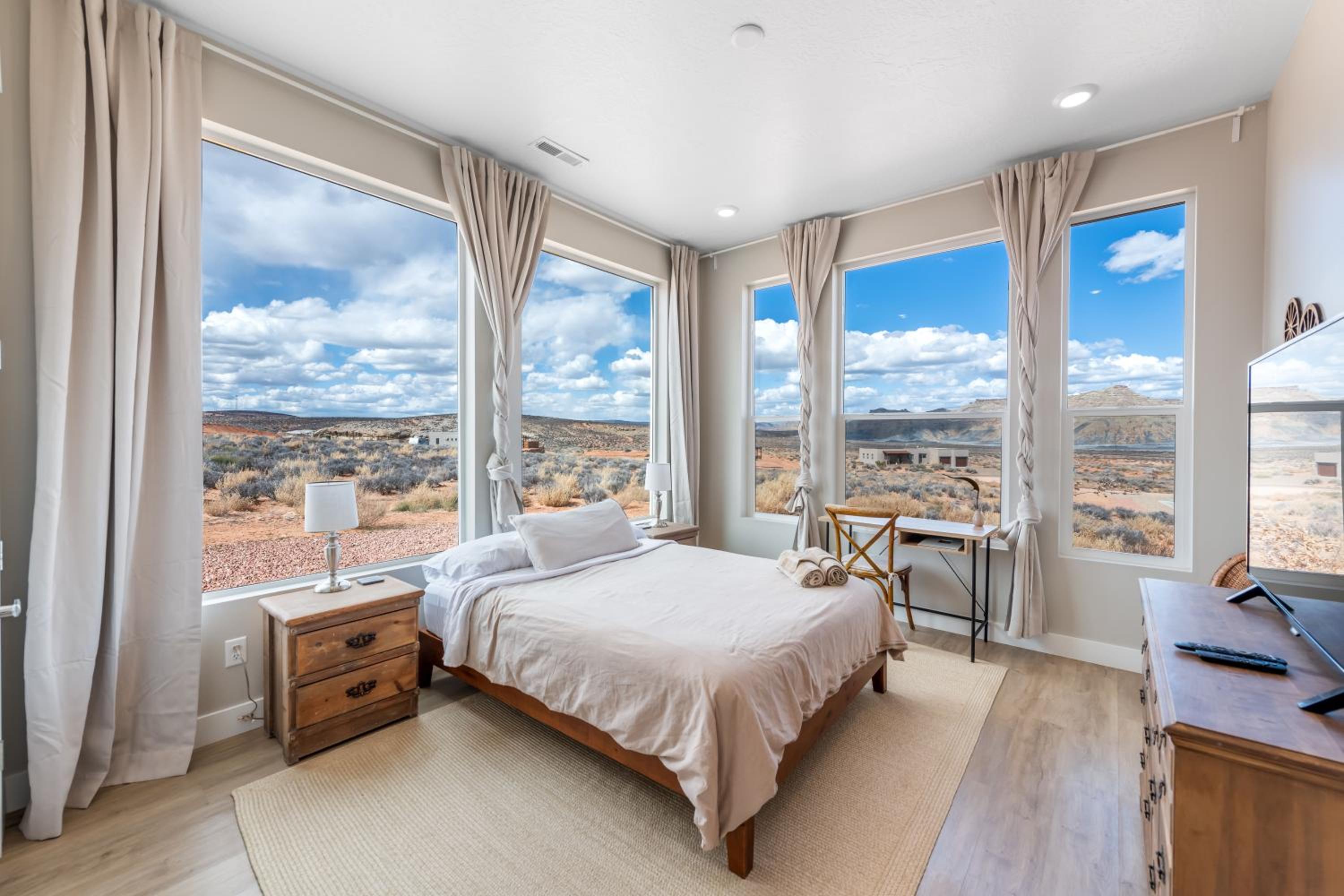 Page Vacations - Page Arizona border town- Grand Serenity room with Mesa Views - Property Image 1