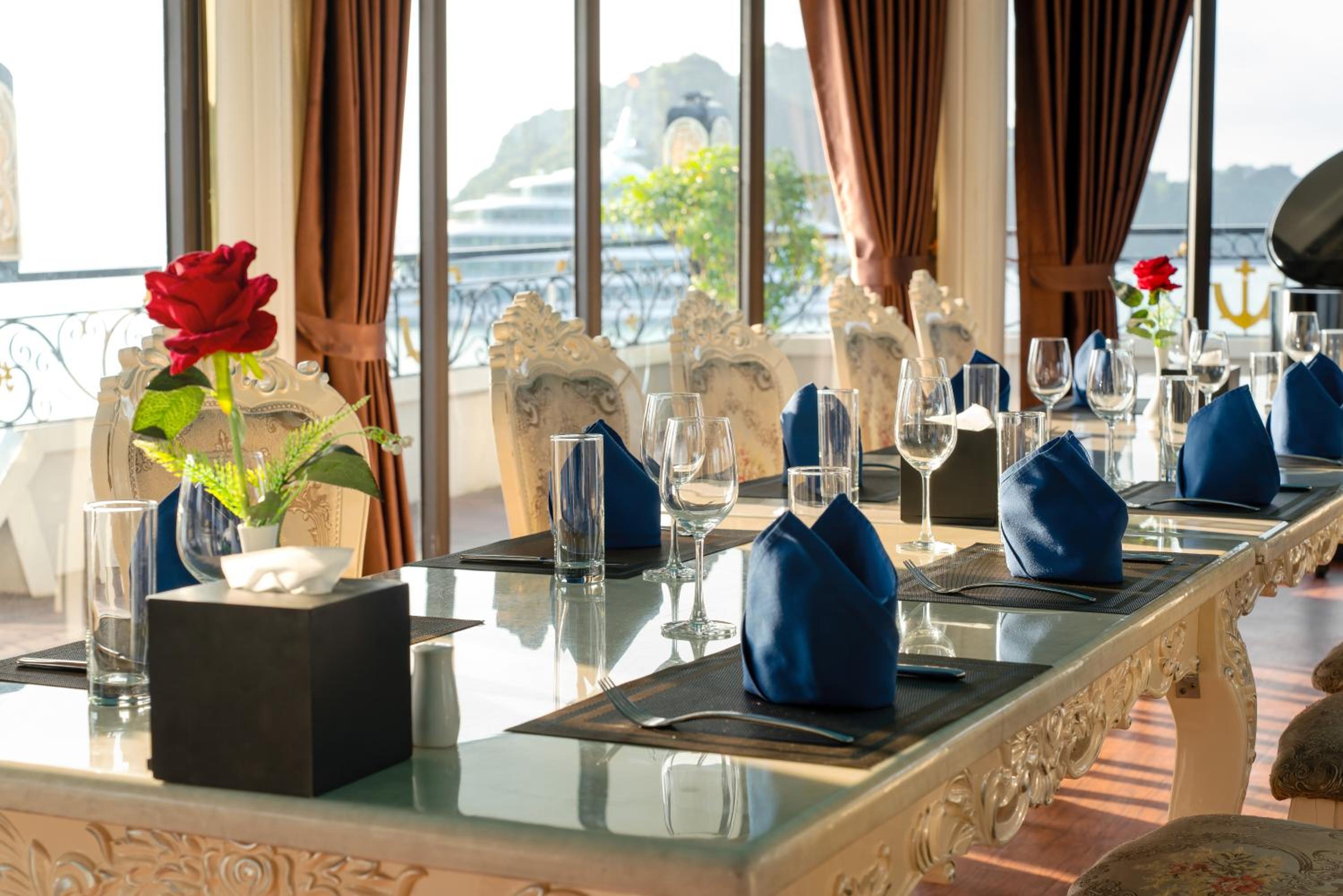 Hạ Long Aqua Legend Cruise