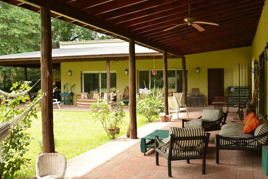 Casa de Campo El Ñandú con gran jardín y pileta