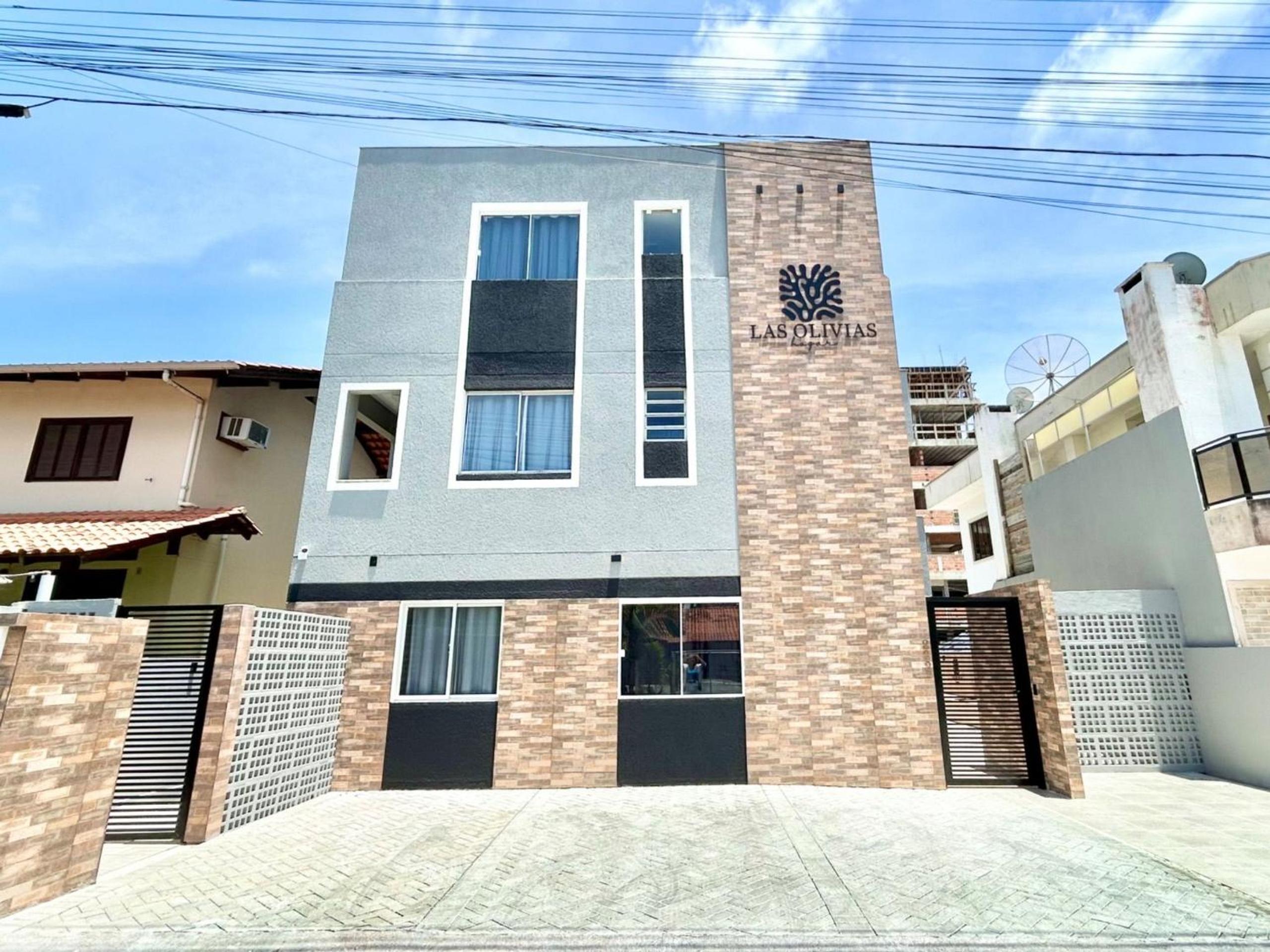 001 - Apto monoambiente em residencial com piscina na praia de Bombas