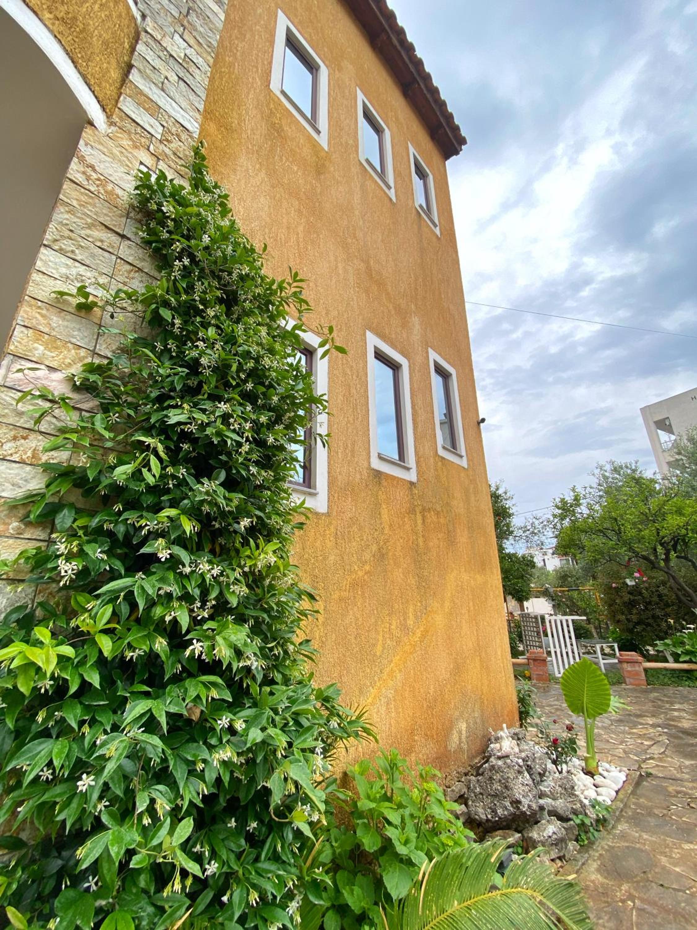 Flower Garden Villa