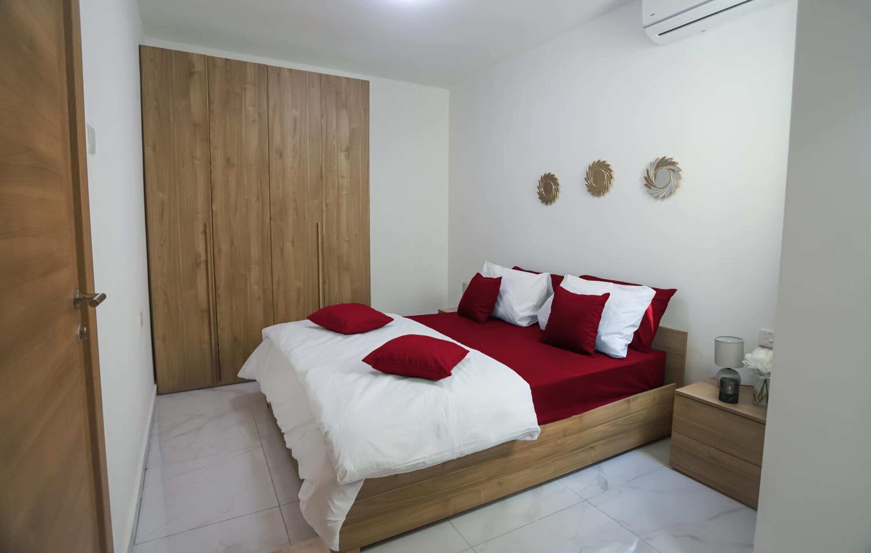 Economy Bedroom with Private Bathroom, Best Area St Julians - 3 mins Seafront - shared common area photo 3