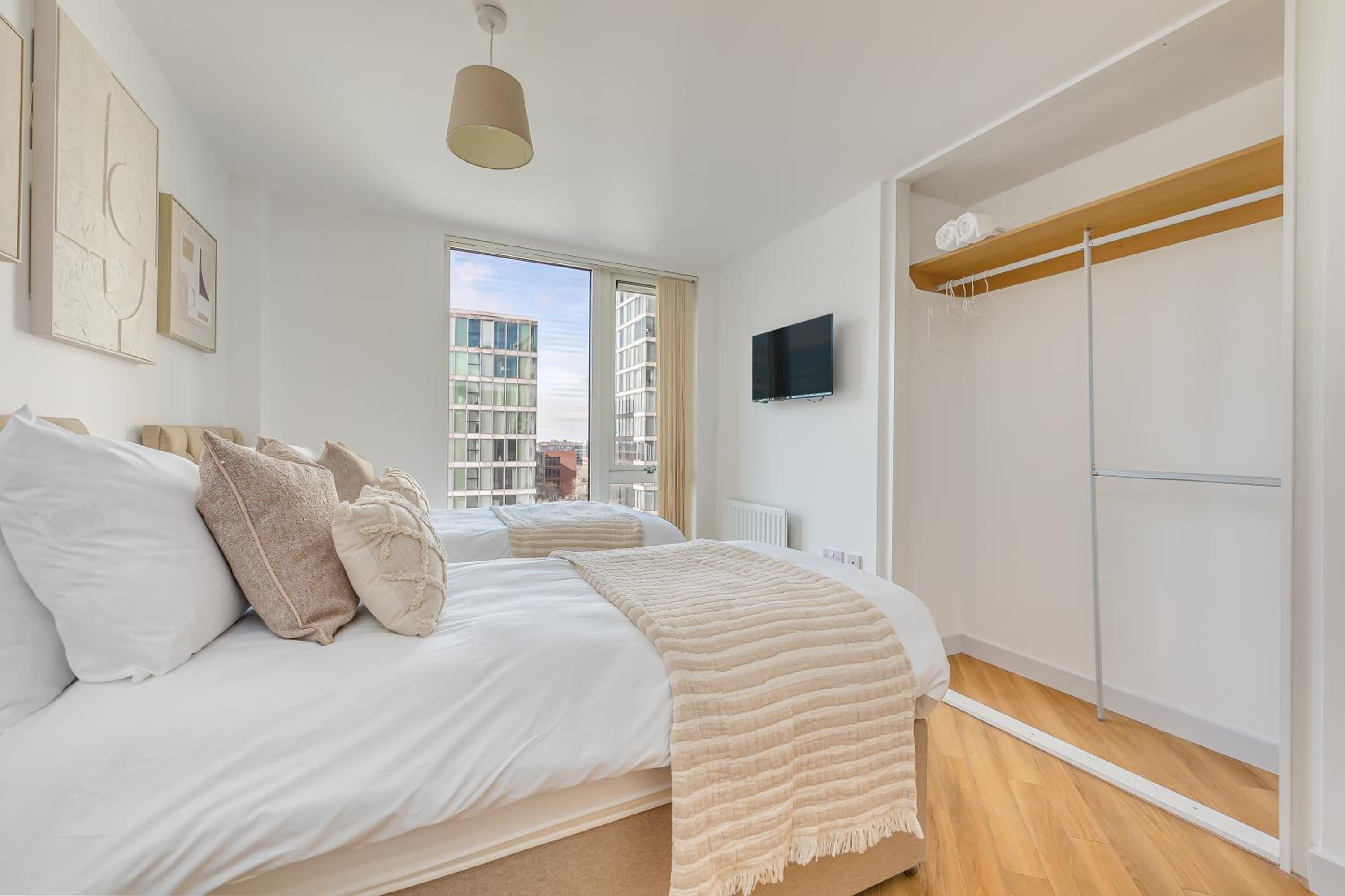 Stunning City Centre Apartment • Balcony • Free Parking • Fast Wifi • Self-Check-In • Yoko Property