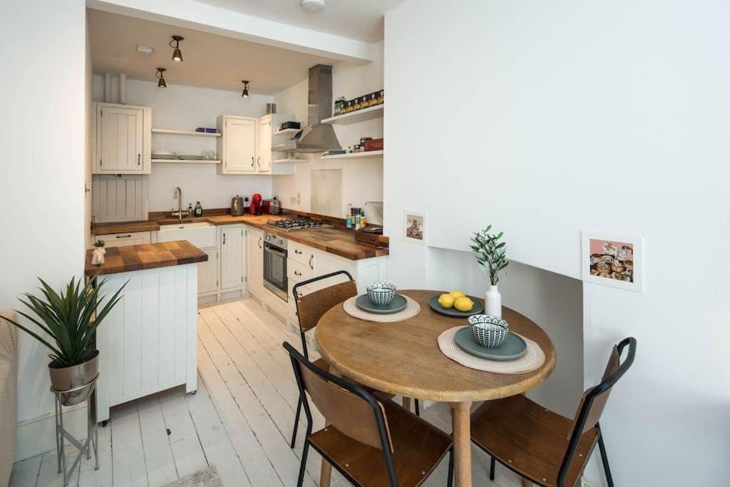 Charming 2-Bed Flat in the heart of Nottinghill - Steps from Portobello Rd Market and NottingHill Bookshop