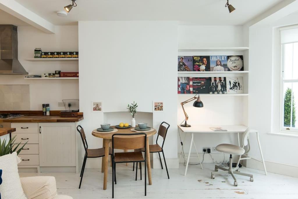 Charming 2-Bed Flat in the heart of Nottinghill - Steps from Portobello Rd Market and NottingHill Bookshop