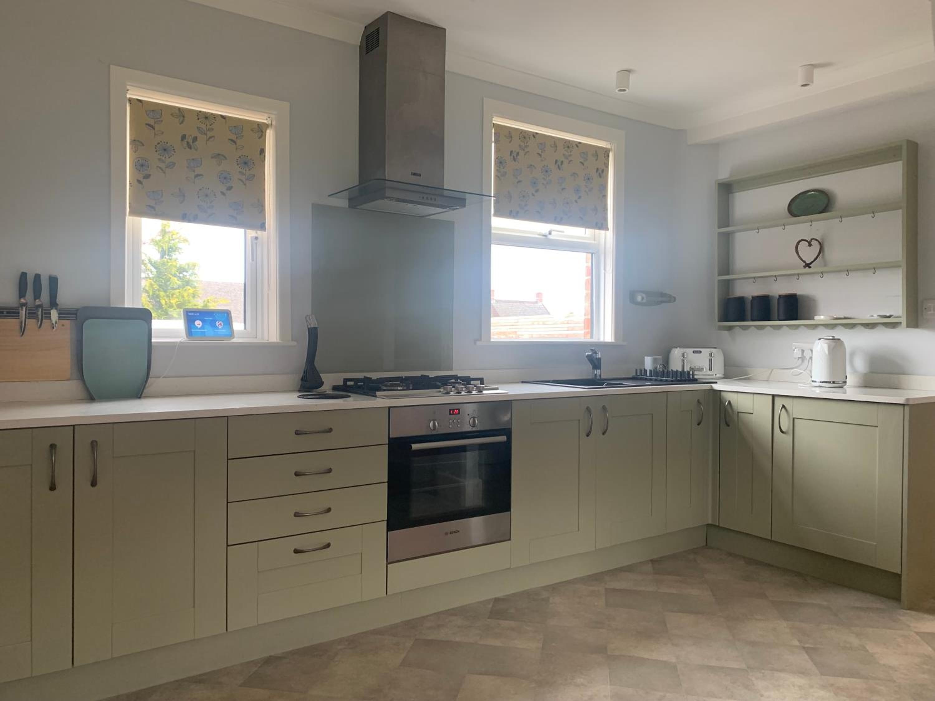 Lynwood House, private 5 bed 4 bath with large drive view 3