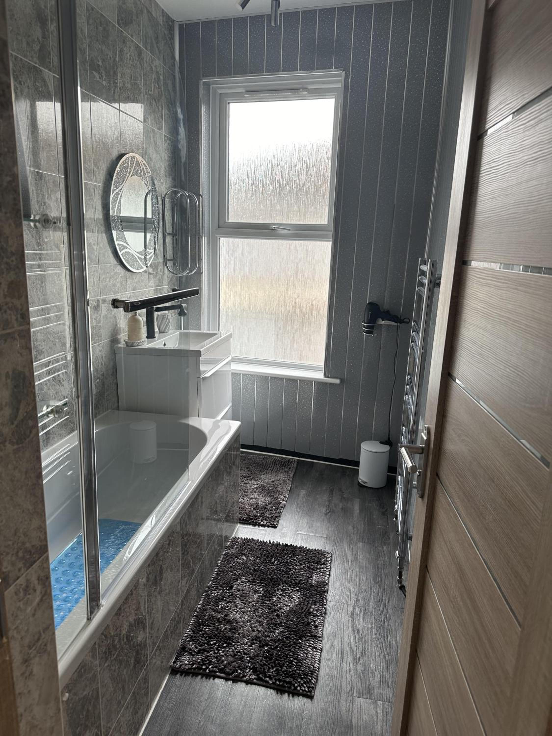 House - Sleeps 6 - Garden - Seaside - Pet Friendly