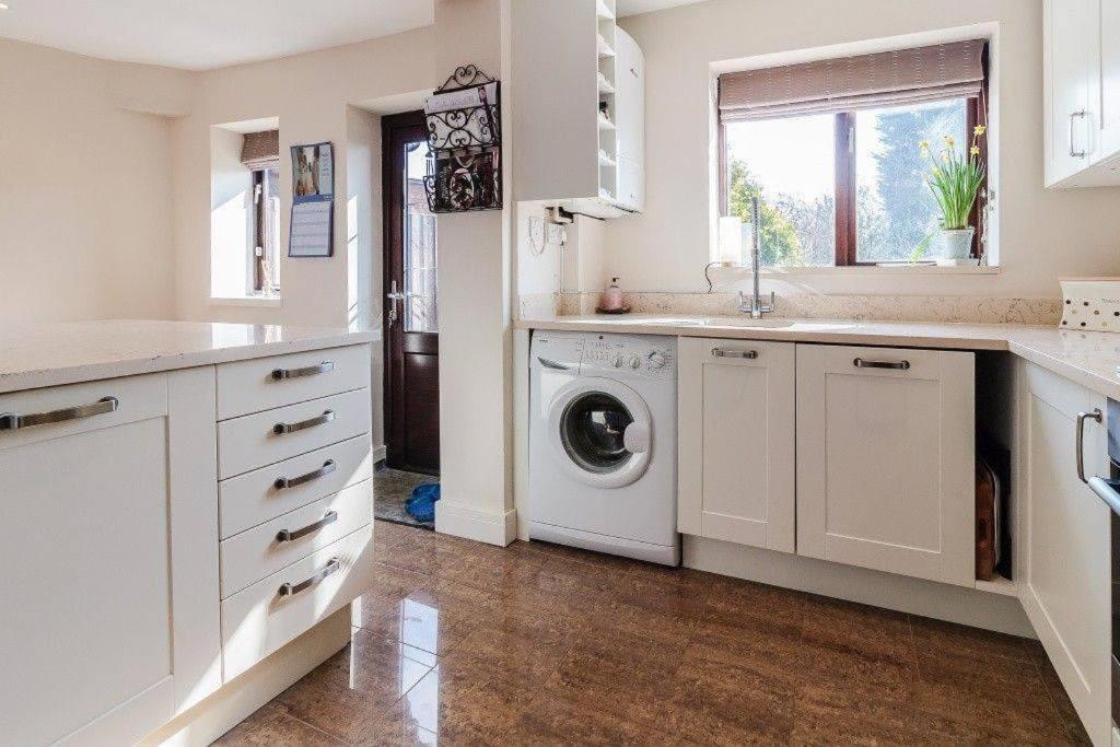 Read Oak Lodge - Summer Offer - Free Parking - Value for Money - Near PRUH - Orpington - 20 Mins from London Bridge view 5