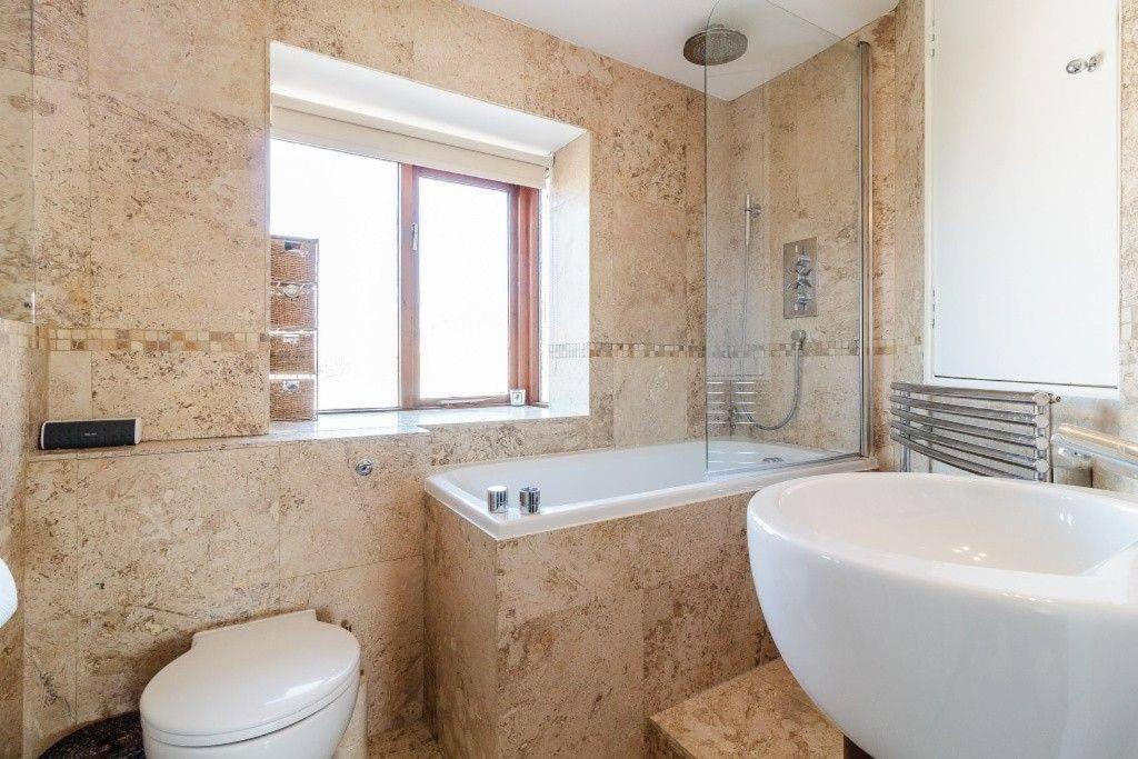 Read Oak Lodge - Summer Offer - Free Parking - Value for Money - Near PRUH - Orpington - 20 Mins from London Bridge view 4