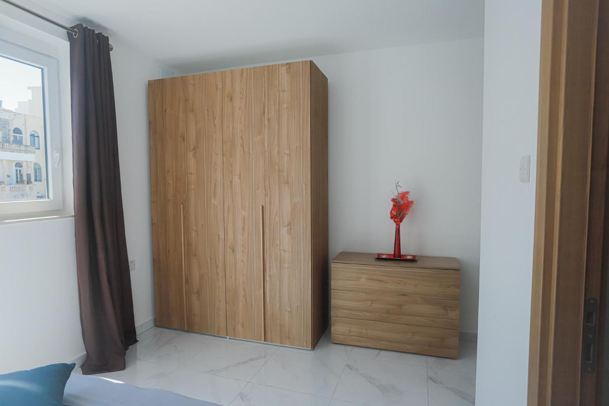 Modern Bedroom with own Bathroom and Balcony Best Area St Julians - 3 mins Seafront - shared common area photo 2