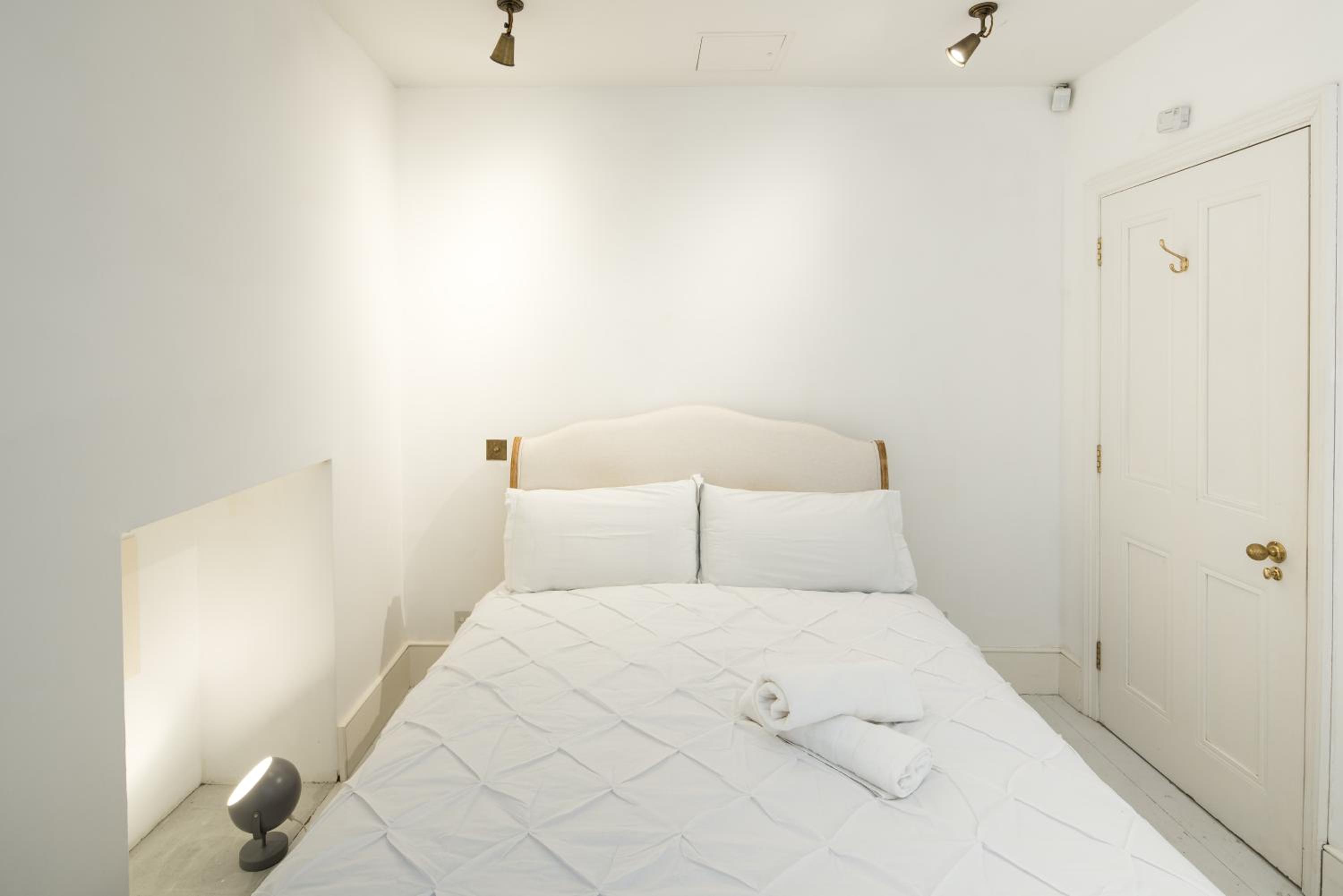 Charming 2-Bed Flat in the heart of Nottinghill - Steps from Portobello Rd Market and NottingHill Bookshop