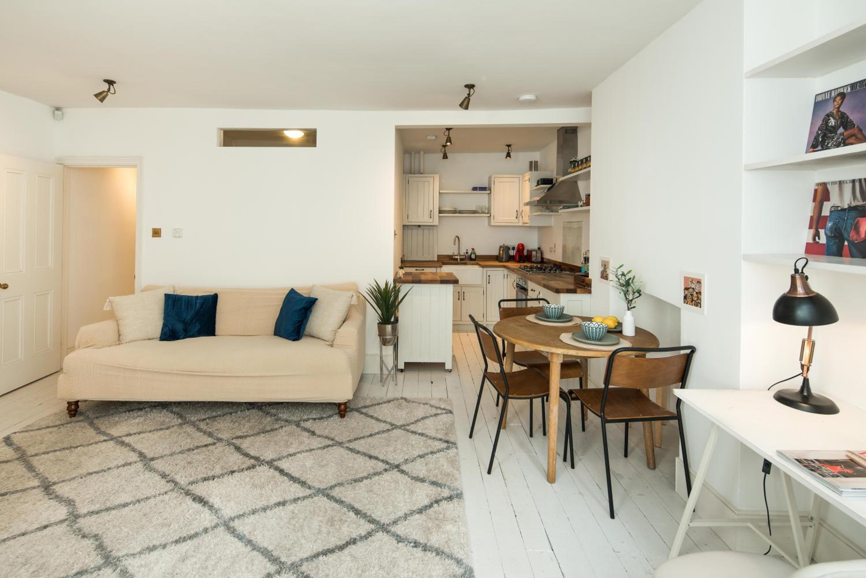 Charming 2-Bed Flat in the heart of Nottinghill - Steps from Portobello Rd Market and NottingHill Bookshop